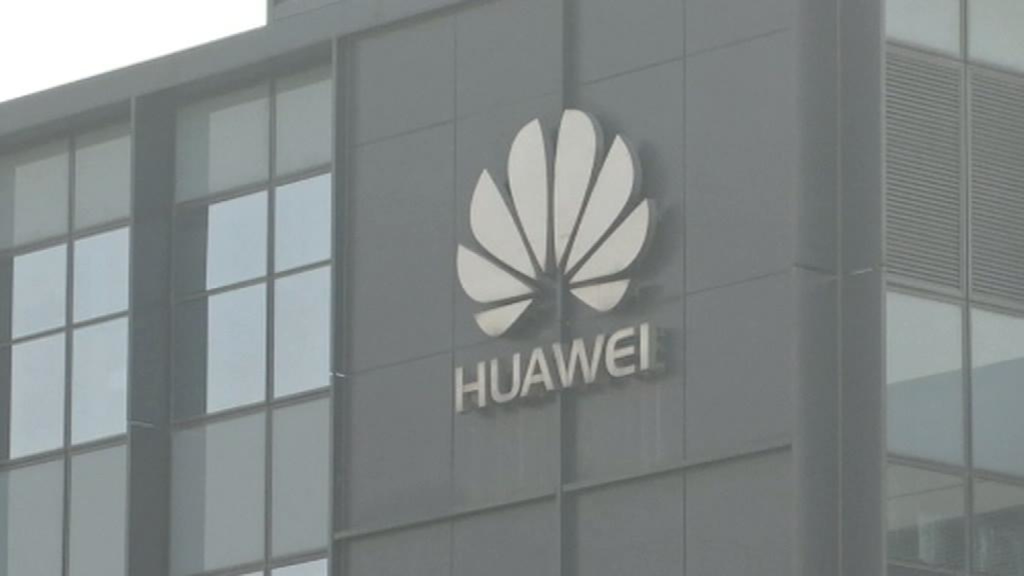Долбят санкциями изо всех сил: США пытаются сломать Huawei