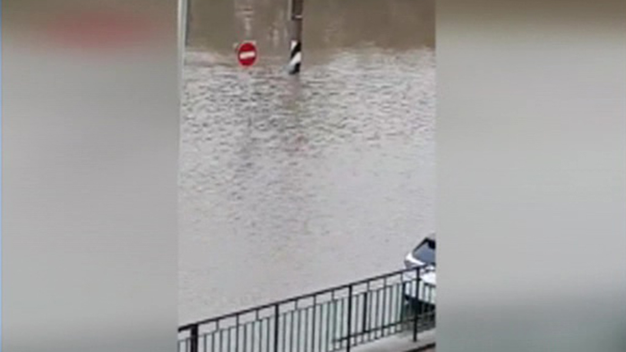 На Благовещенск обрушился сильнейший ливень, объявлен режим ЧС