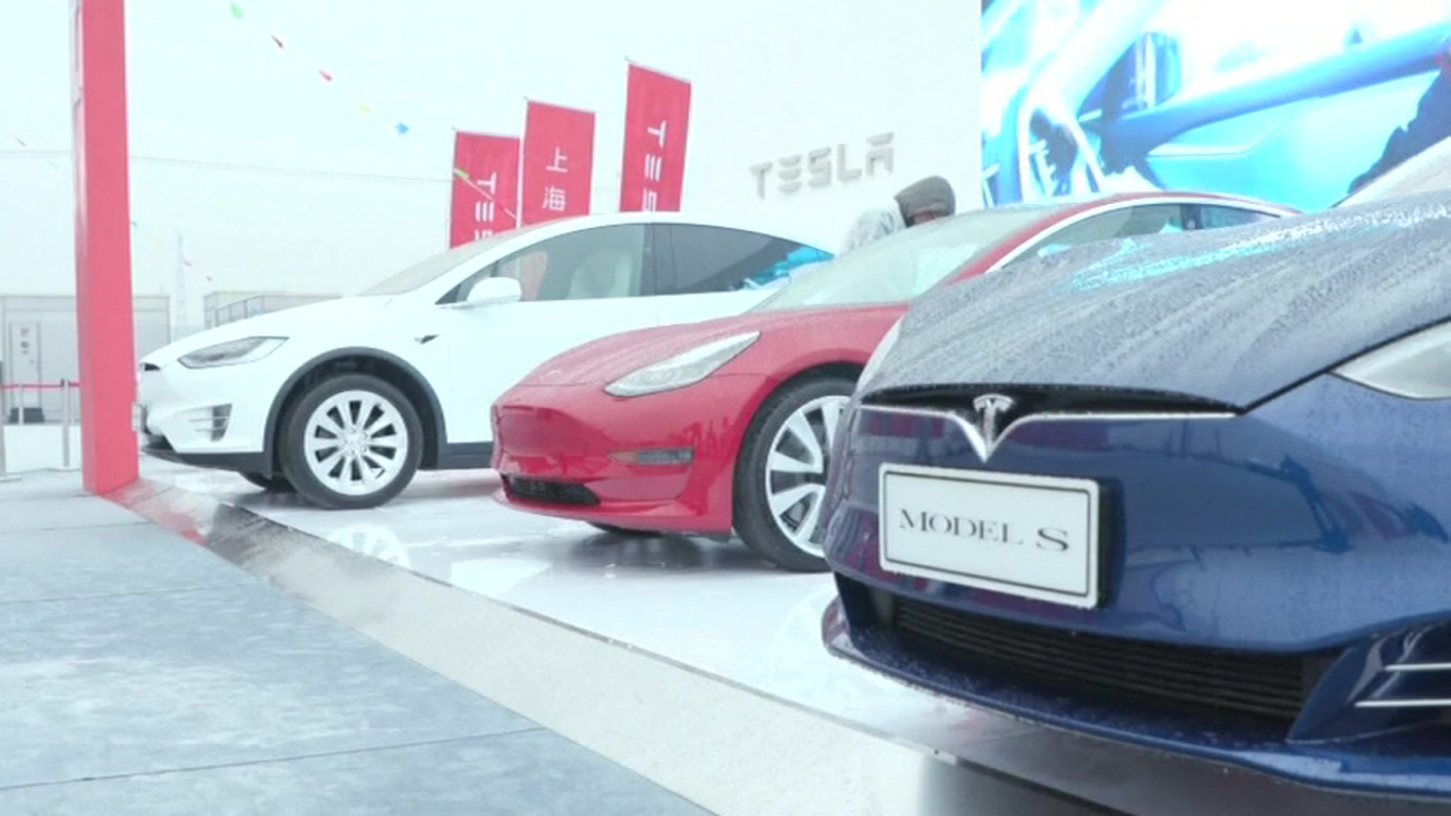 Tesla приостановила продажу электромобилей за биткоины