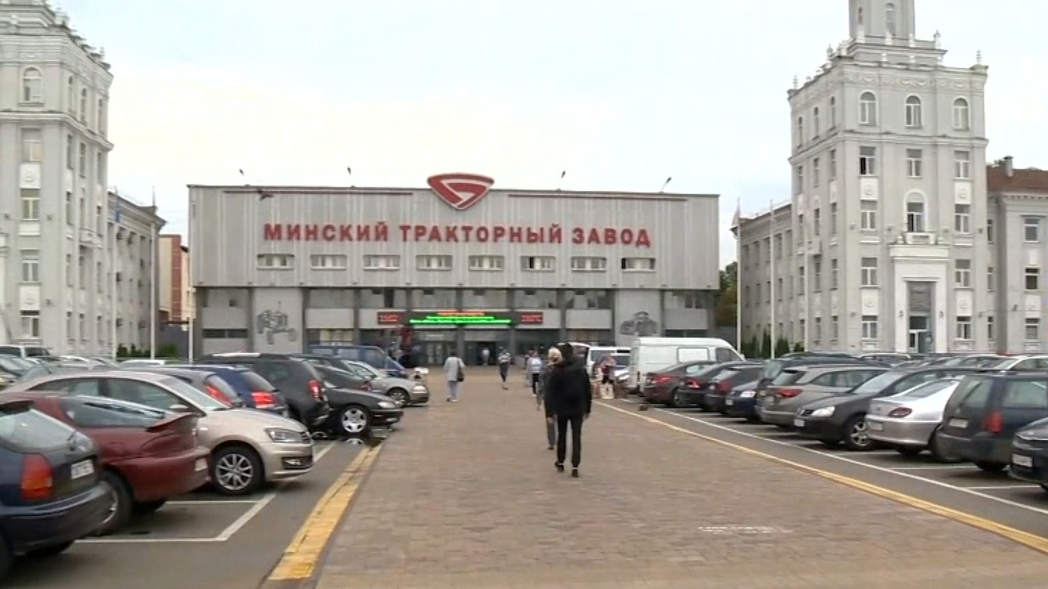 Нужно как-то жить: Минский тракторный завод снова заработал
