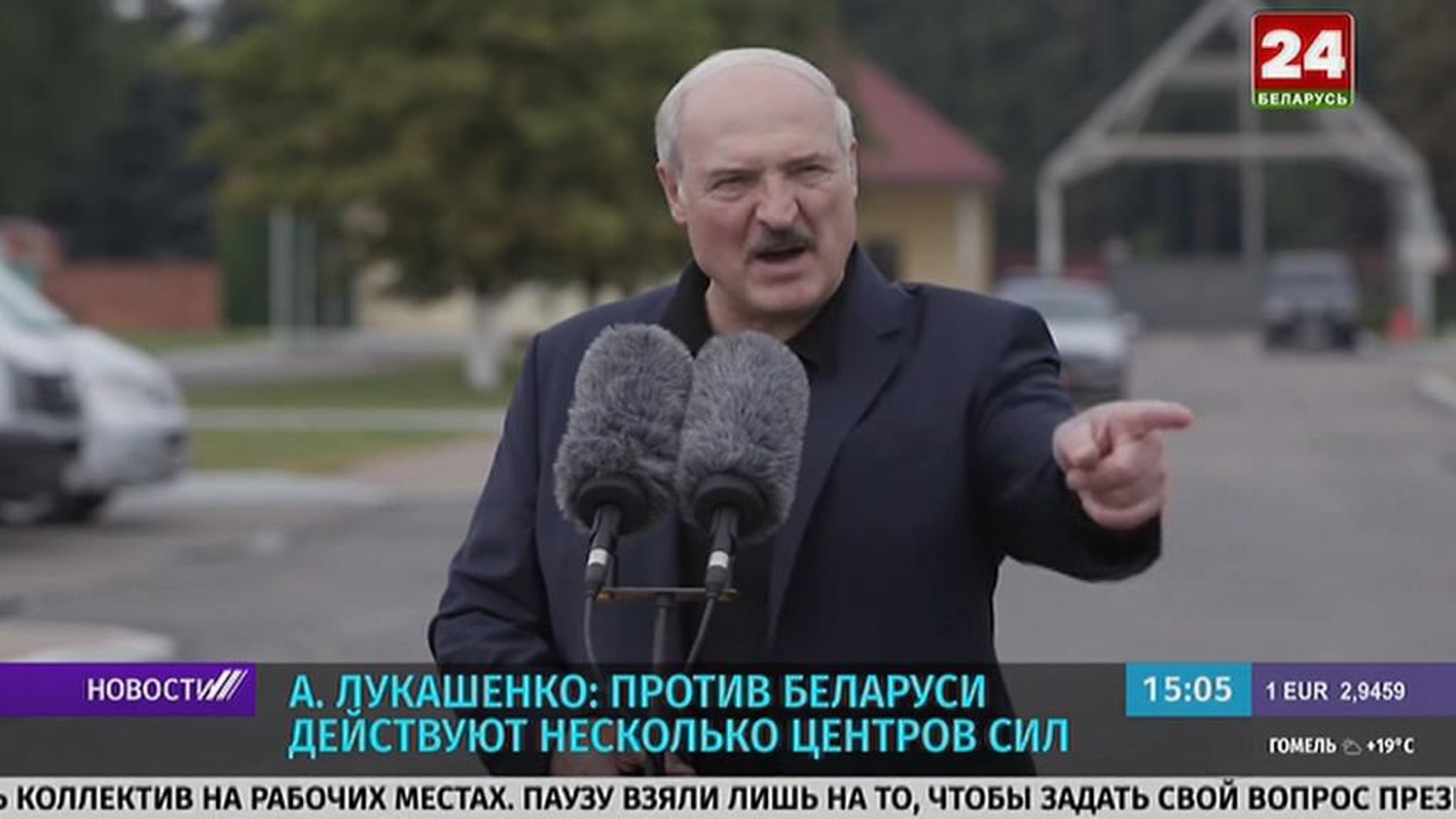 Лукашенко предложил Макрону помочь с "жилетами"
