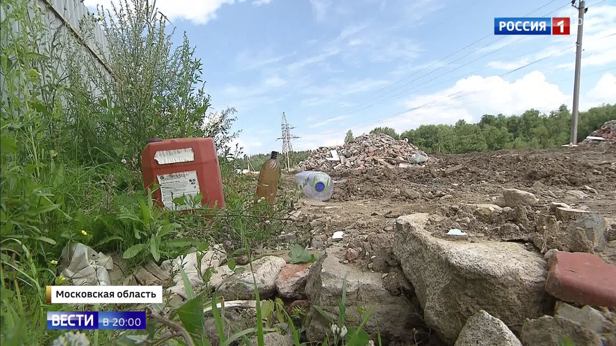 Нелегальная свалка: в Подмосковье горы мусора выросли на берегу реки Мещериха