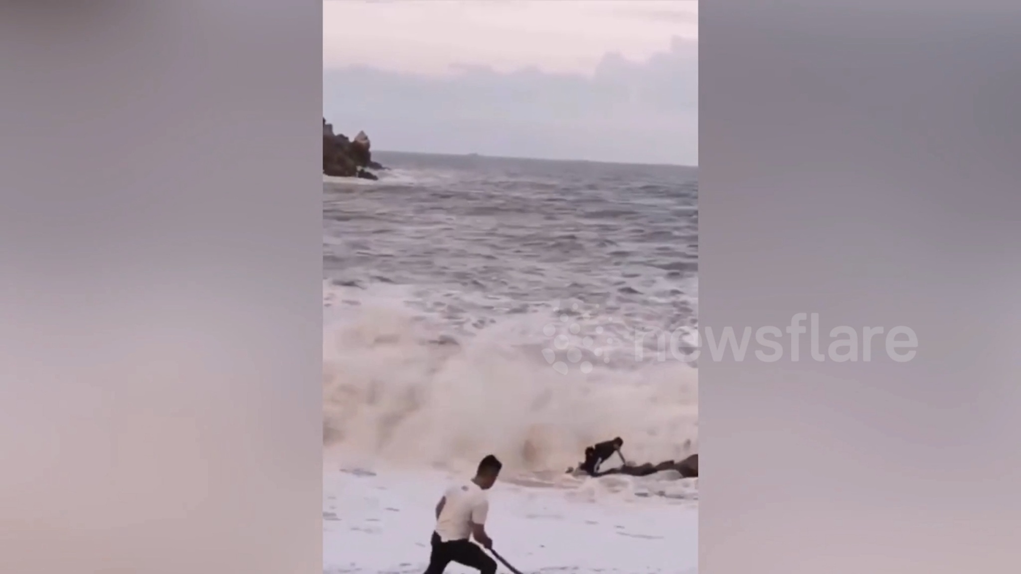 Невесту с фотографом и визажистом во время фотосессии смыло в море