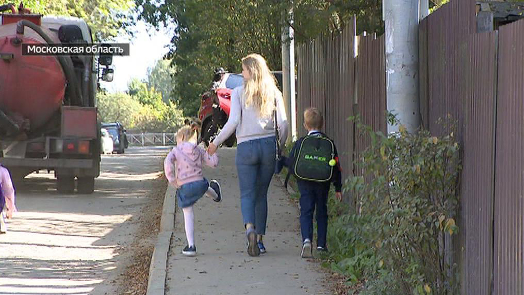 Родители одной из школ Химок жалуются на неразбериху и хаотичное движение рядом с учебным заведением