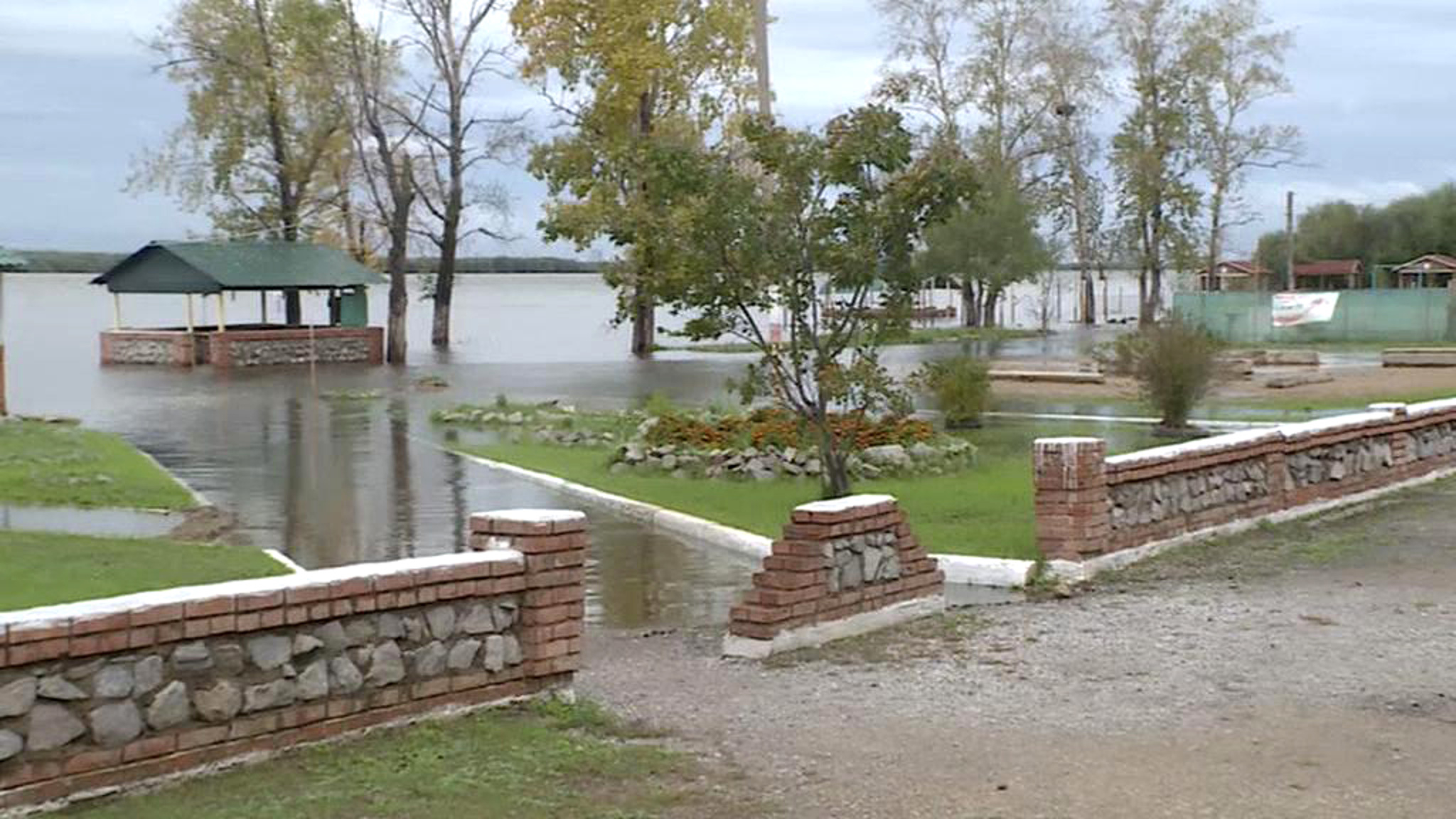 В Хабаровске возводят дамбу, которая защитит частный сектор от паводка