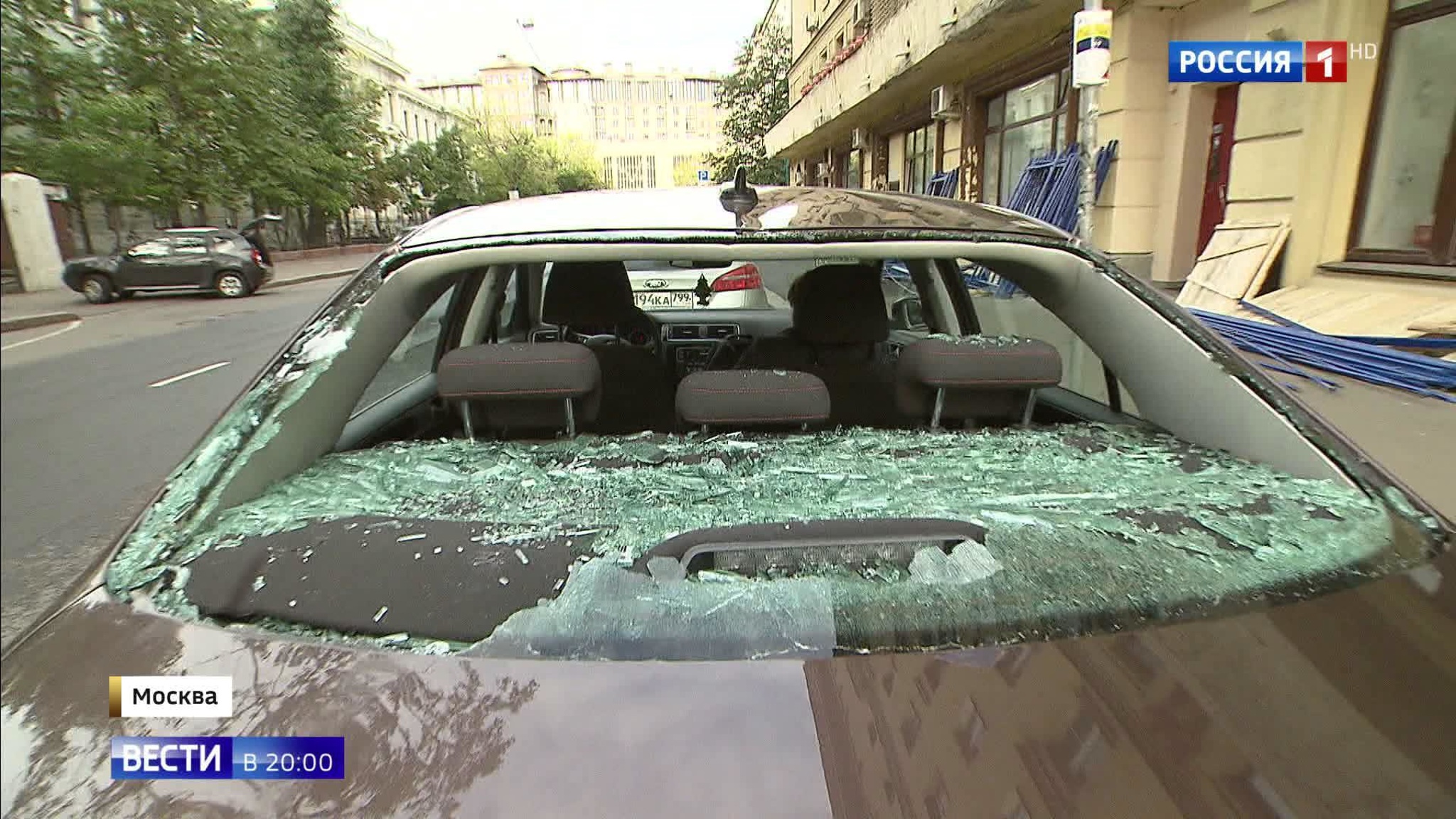 Унесенные ветром: в Москве строительные леса рухнули на людей и автомобили