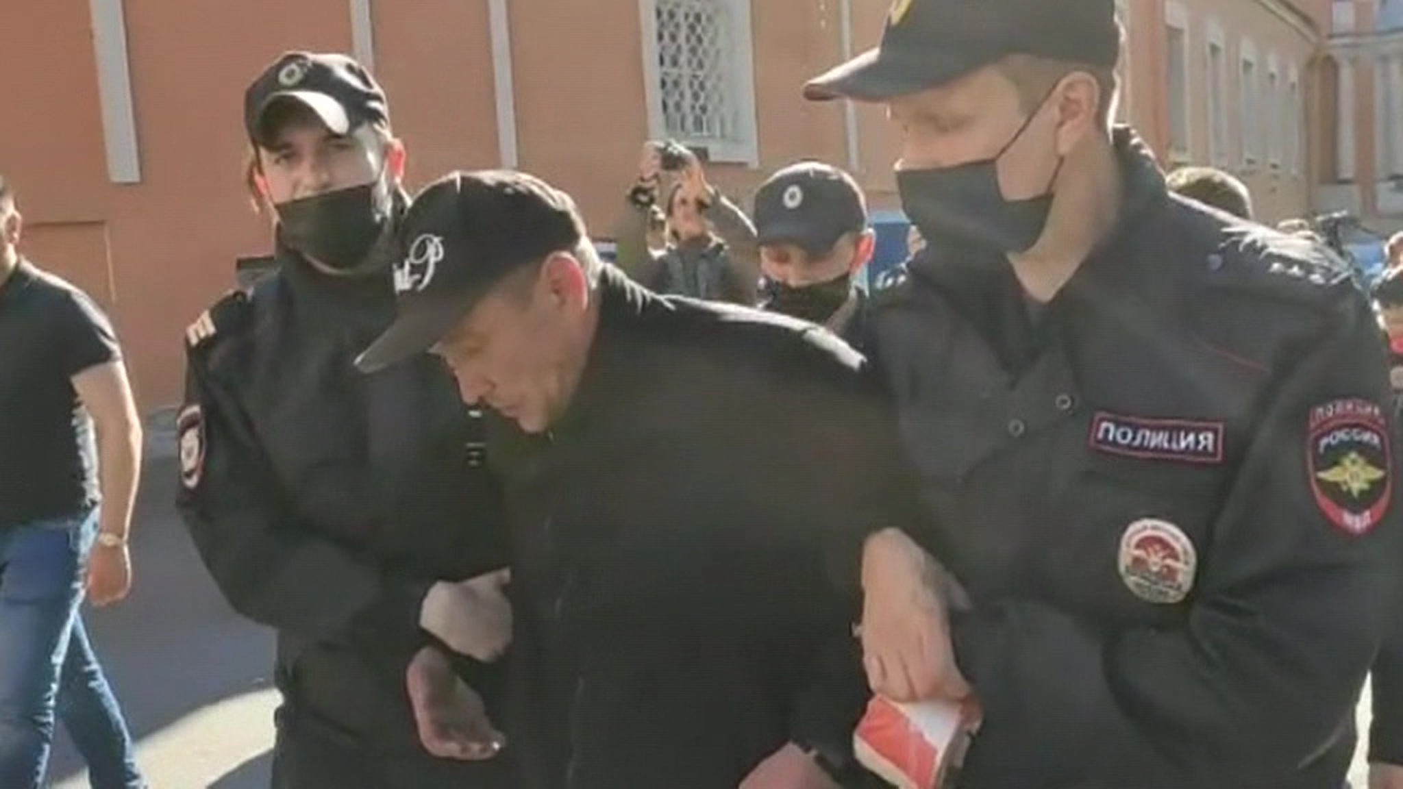 Осеннее обострение или трагедия: что заставило мужчину забраться с ножом на крышу питерского монастыря