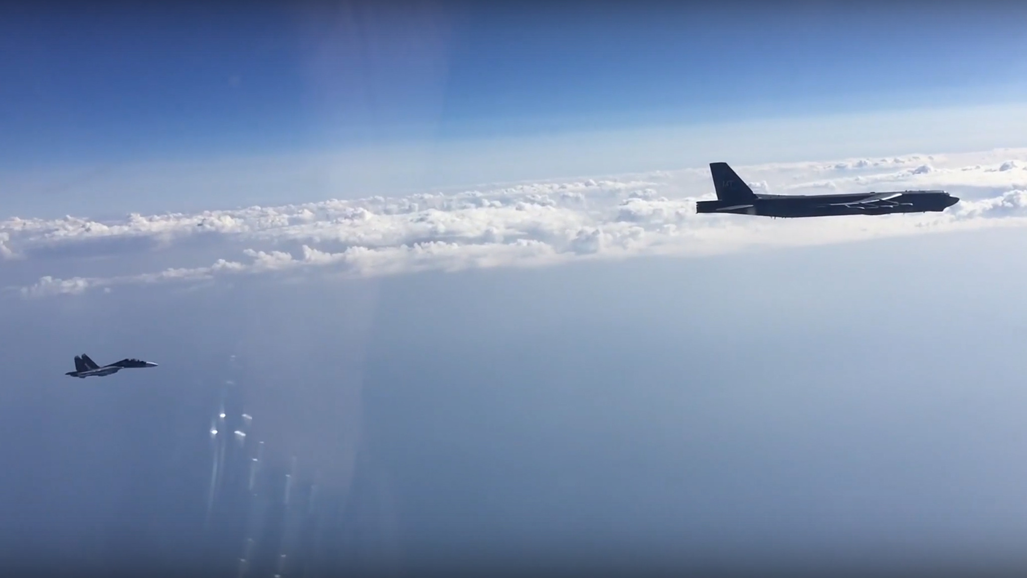 Су-27 поднят для сопровождения бомбардировщика США над Балтийским морем