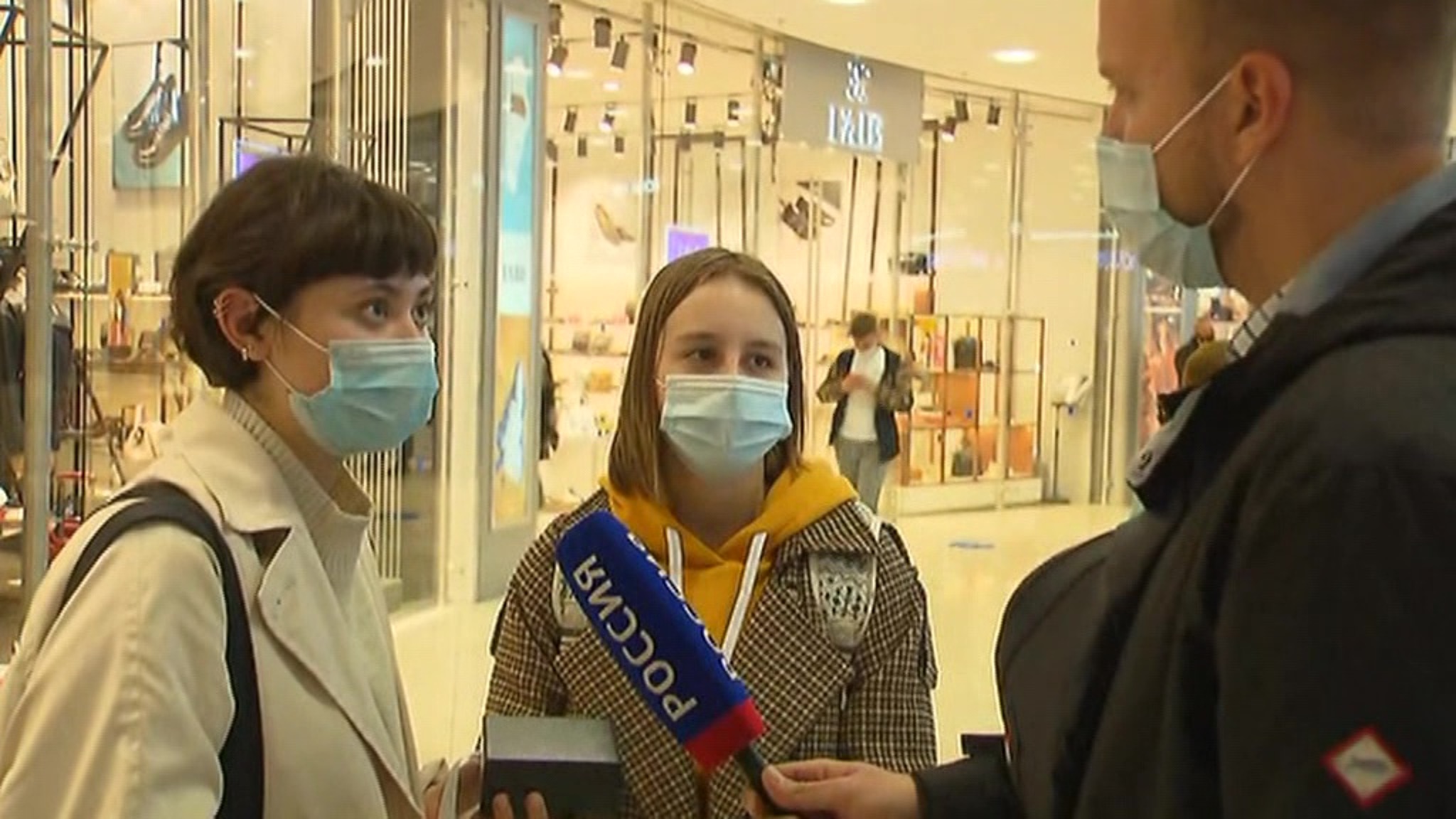 Маски, перчатки и социальная дистанция: москвичам продолжают напоминать о мерах профилактики коронавируса