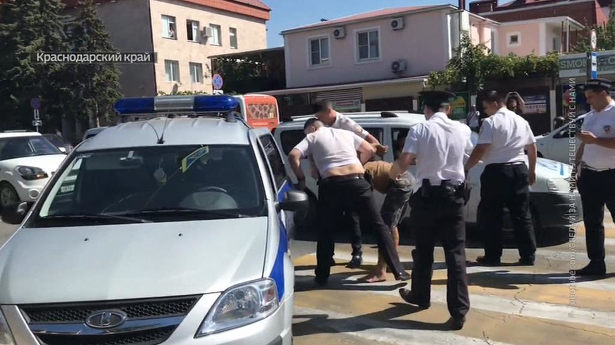 Водитель напал с ножом на дорожных инспекторов в Геленджике