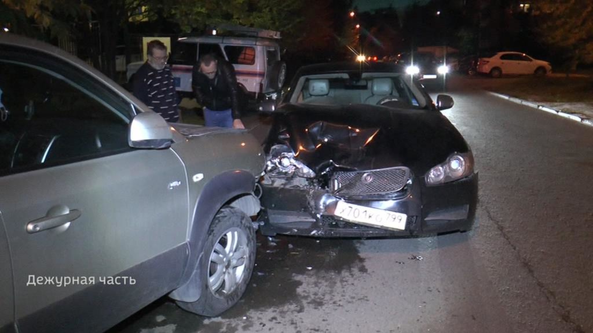 В Калуге пьяный водитель на "Ягуаре" влетел в неправильно припаркованные машины