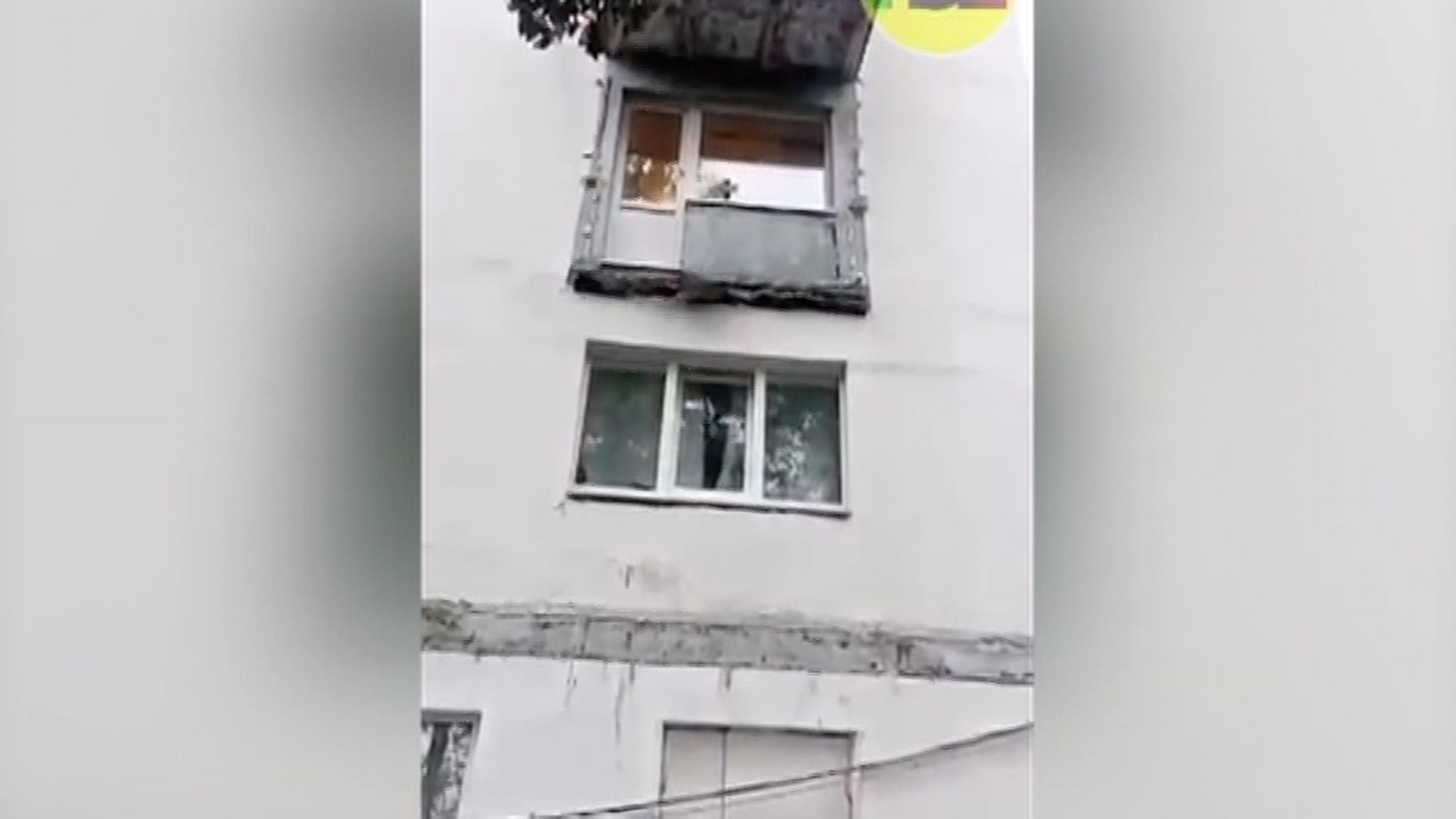 Две женщины рухнули с третьего этажа вместе с балконом