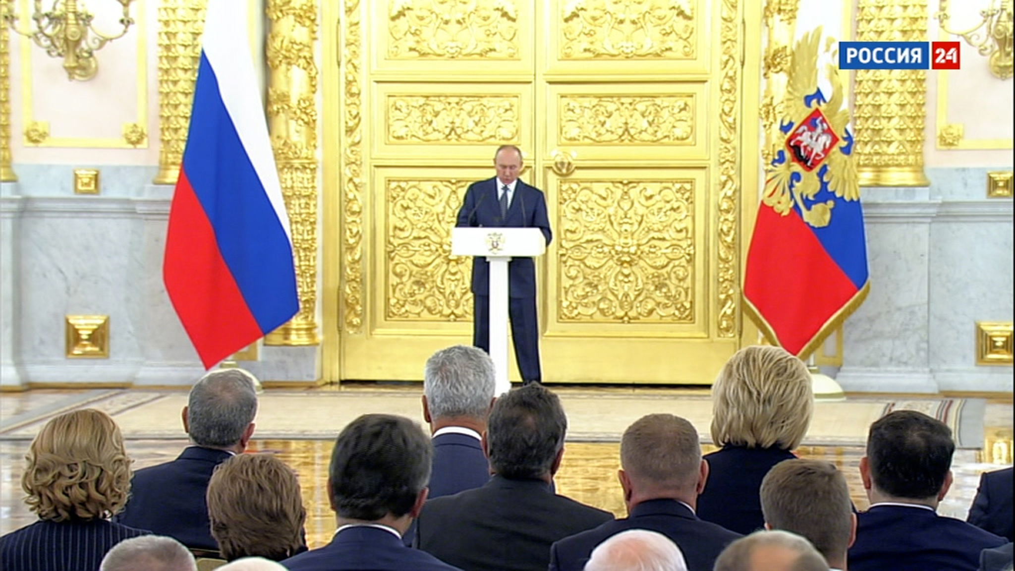 Путин: надо помочь людям, потерявшим работу, вернуться к нормальному труду