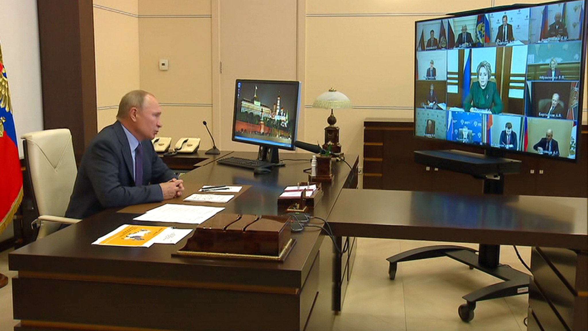Путин поручил запретить вывоз из страны необработанных лесоматериалов