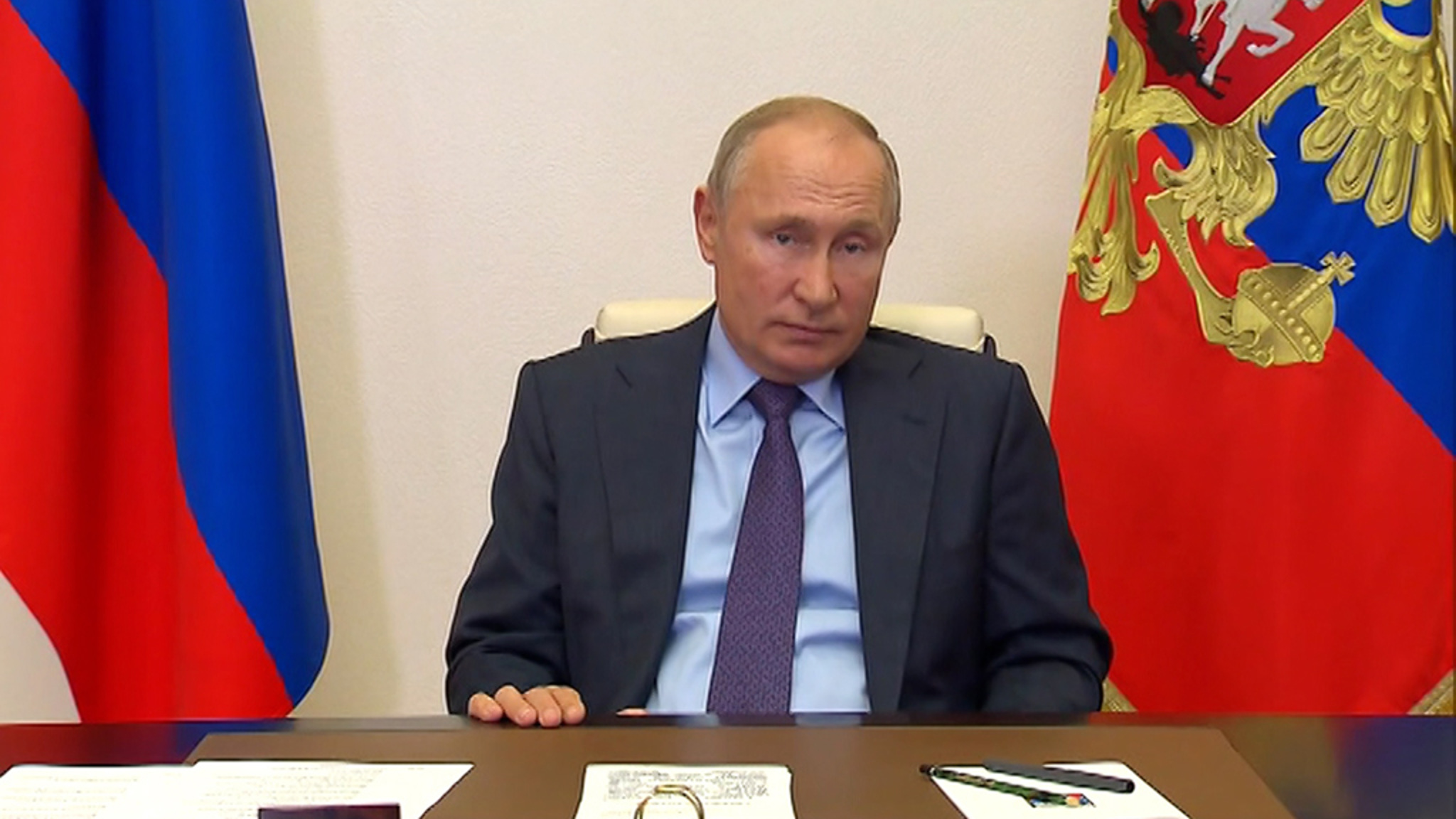 Путин поручил запретить вывоз из страны необработанной древесины