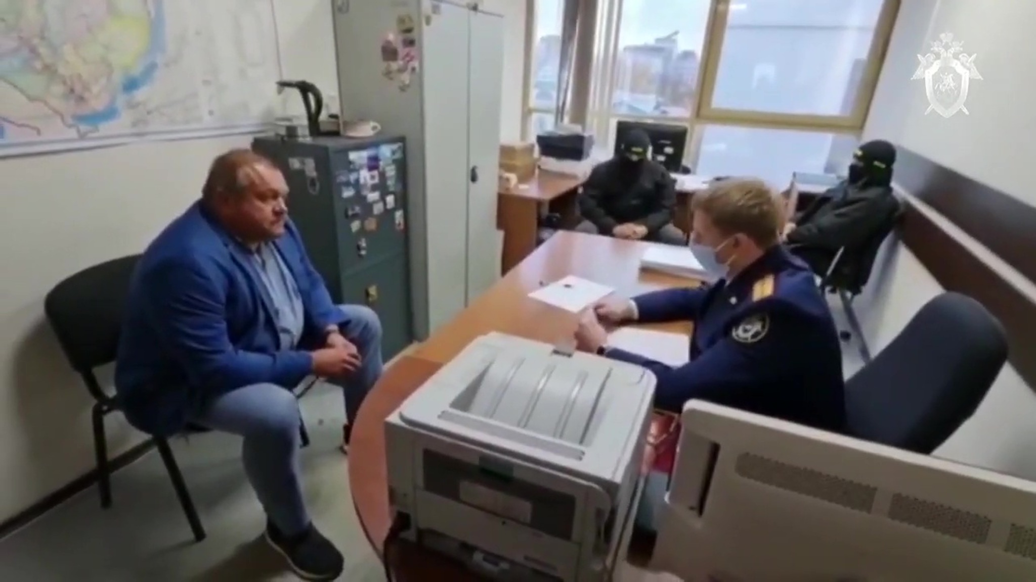 Пачки долларов и евро: что нашли в кабинете мэра Усть-Кута