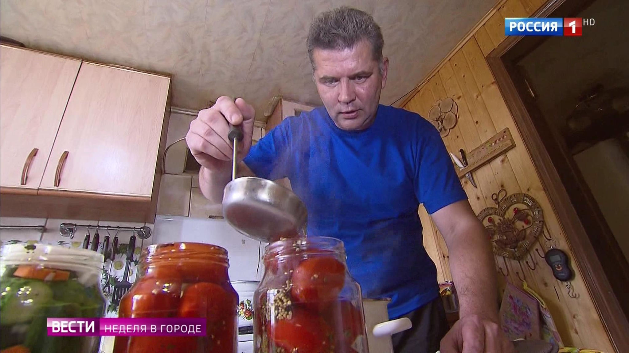 Яд под крышкой: чем опасны домашние заготовки
