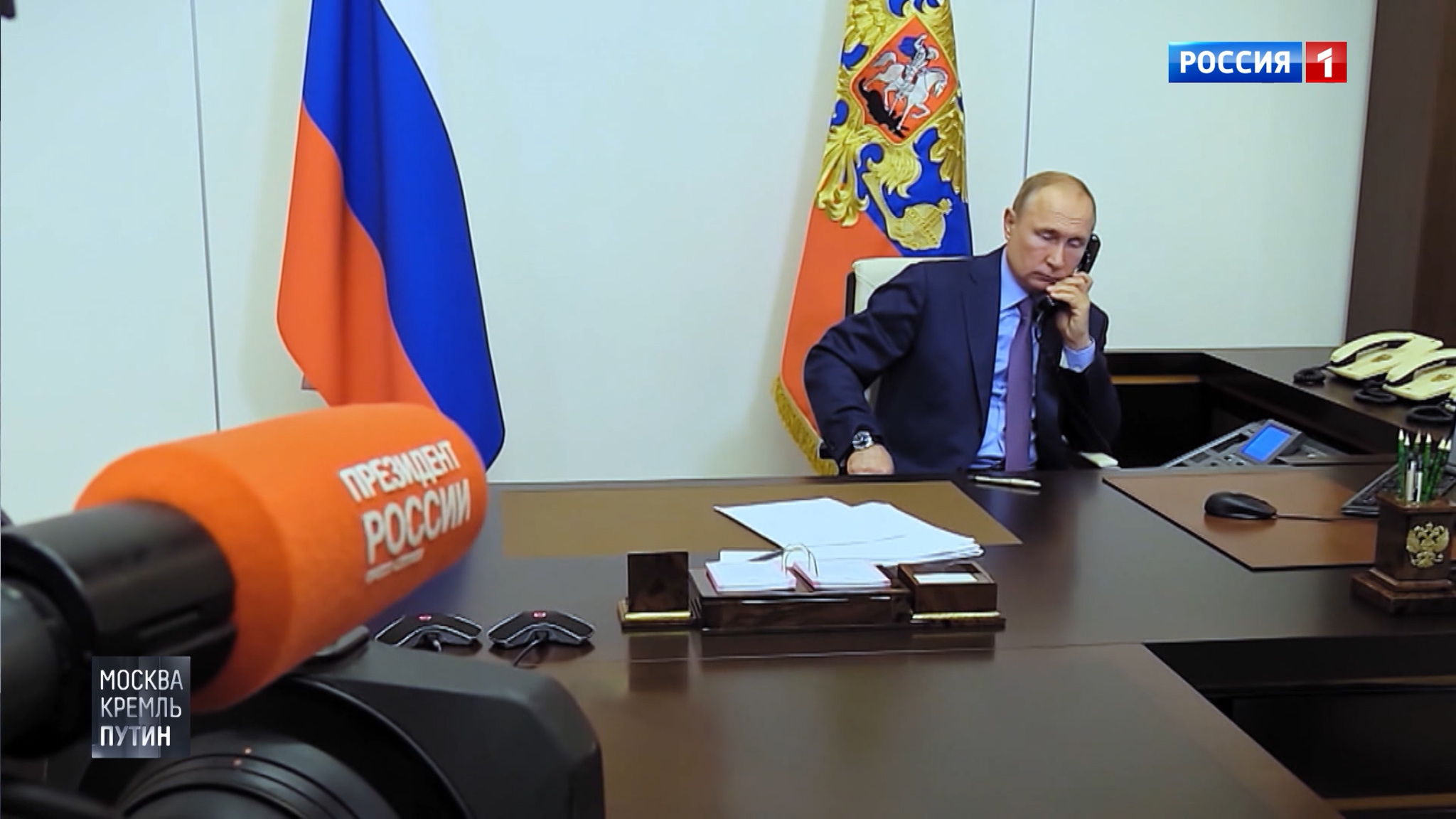 Напряженная неделя: Путину звонят даже во время совещания с правительством