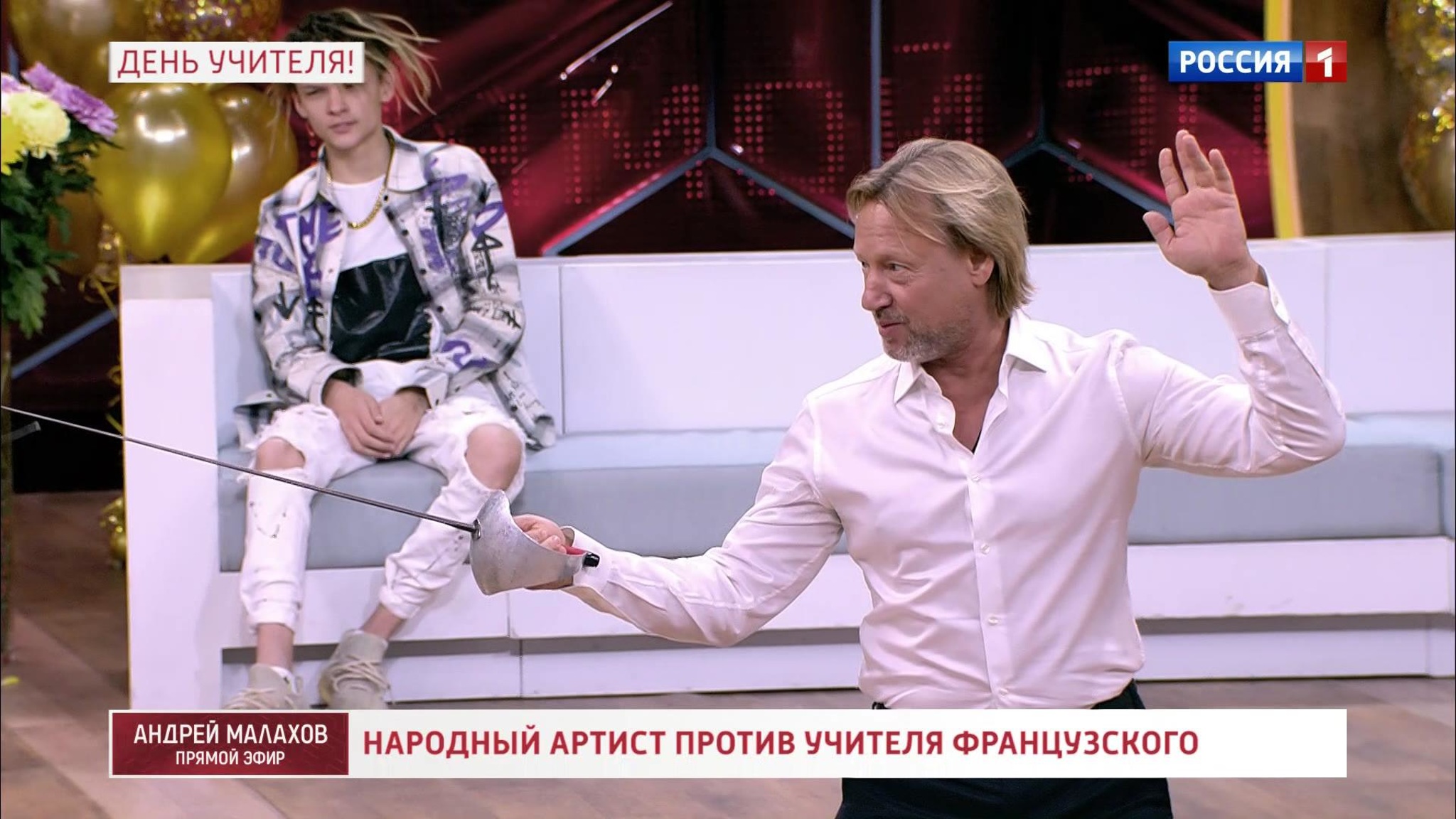 Дмитрий Харатьян поздравил учителей песней и… дуэлью на шпагах