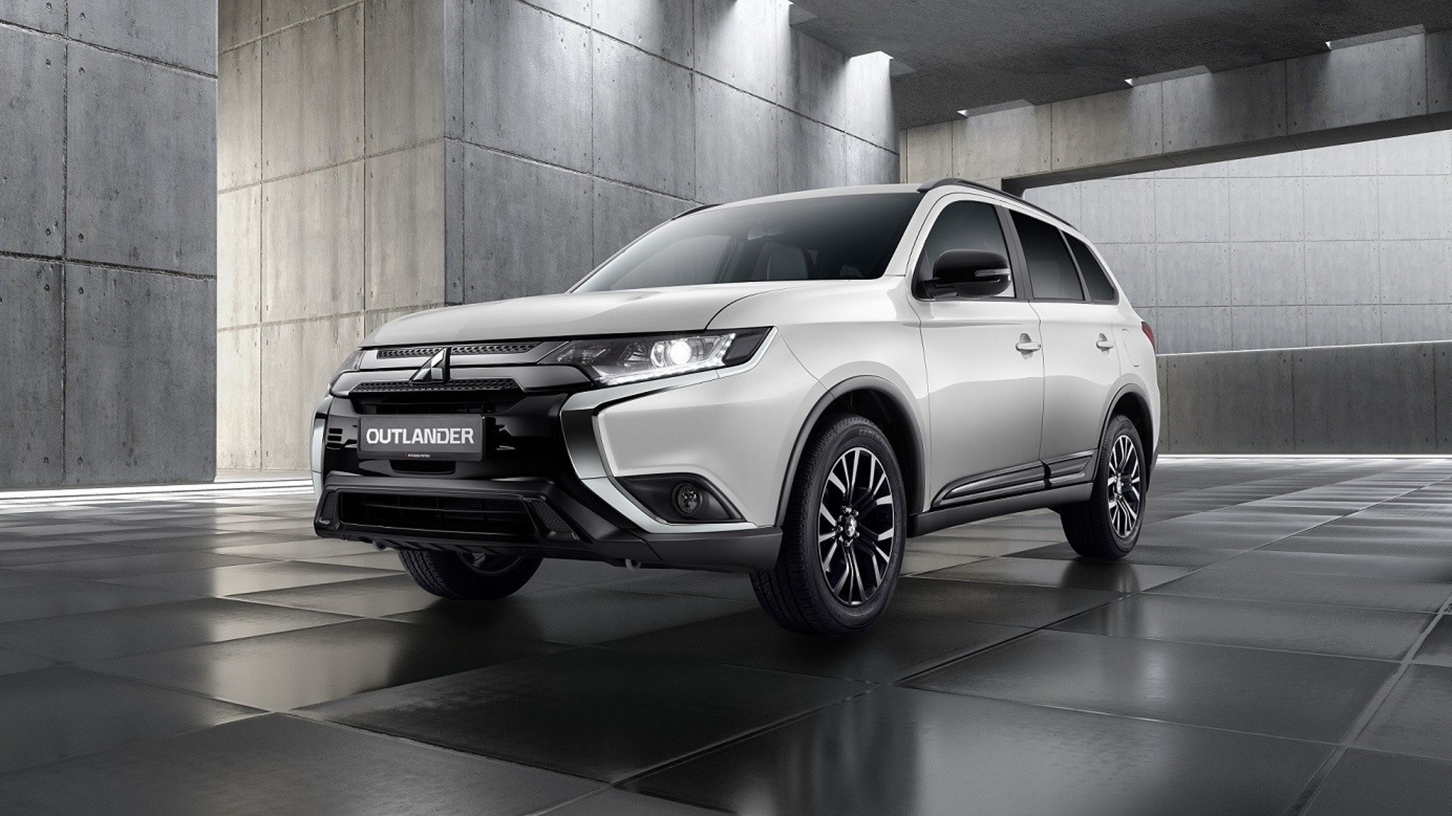 Mitsubishi представил ограниченную серию Outlander Black Edition