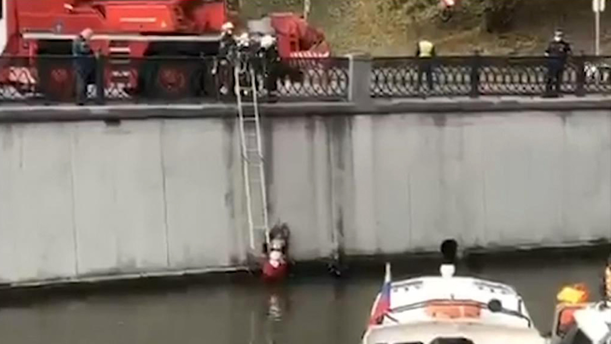 В Москве такси улетело в Яузу, водитель погиб