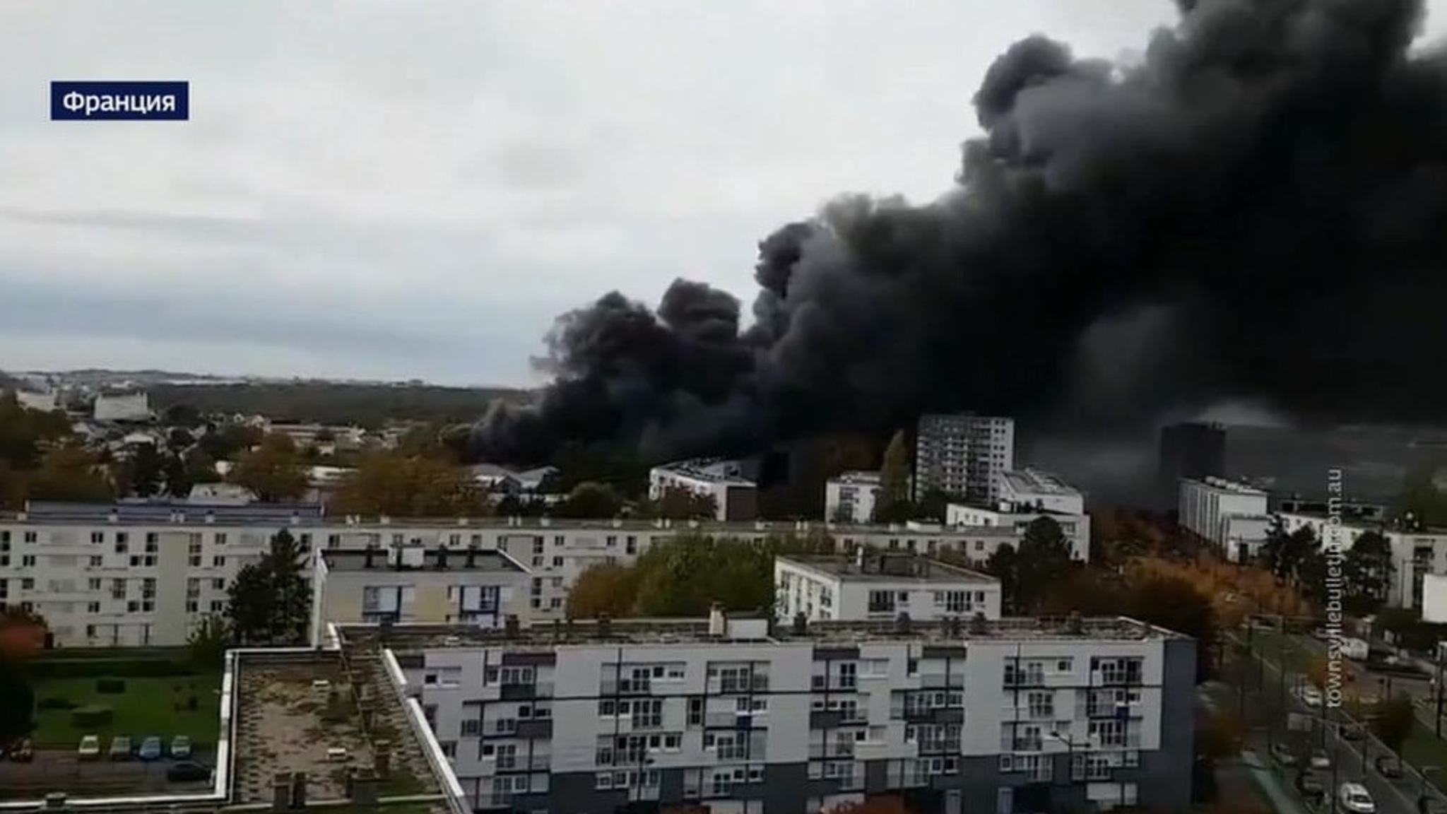 Во французском порту горит склад чайной компании