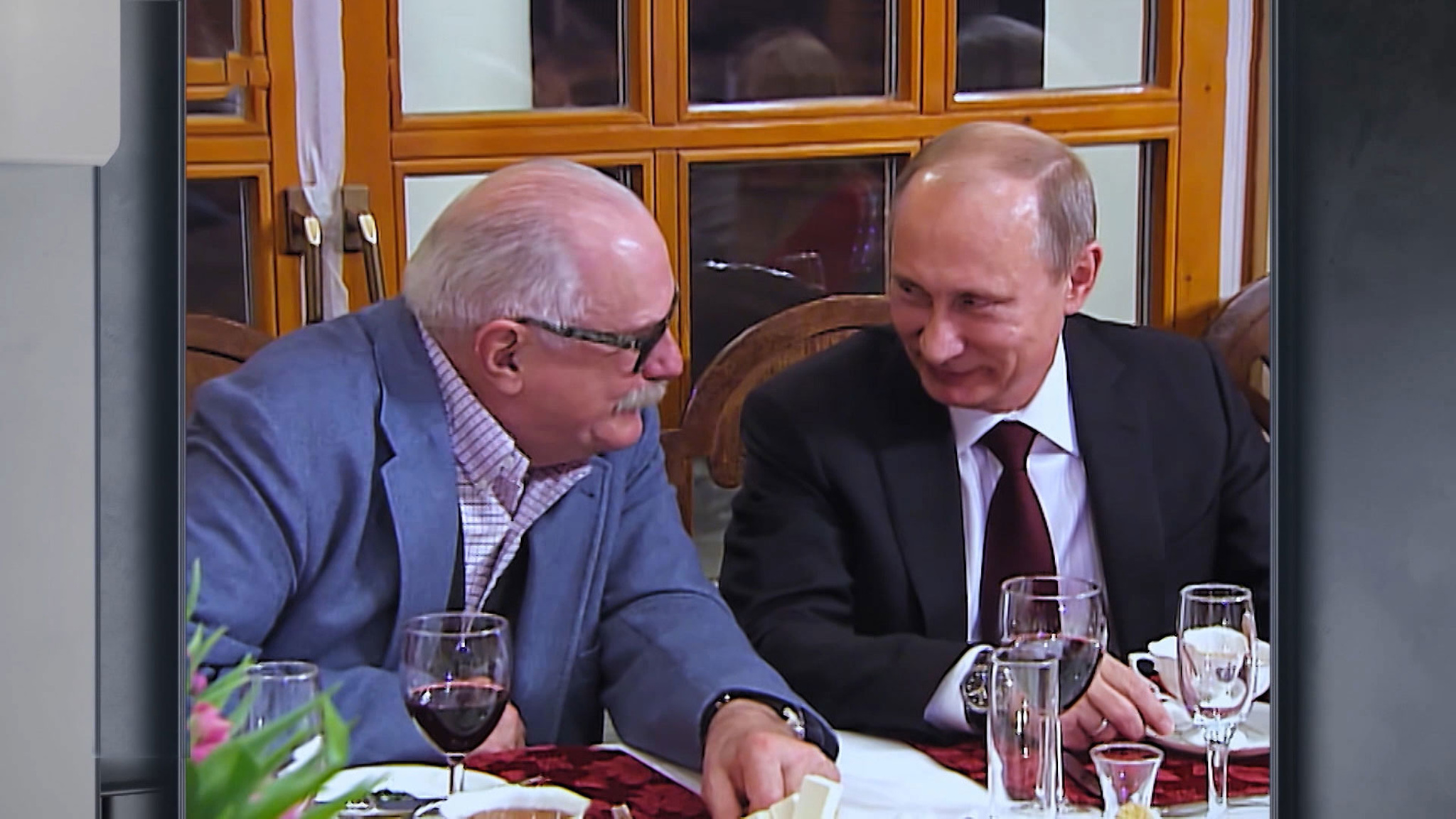 Никогда такого не видели: почему Путину к столу принесли бокал шампанского