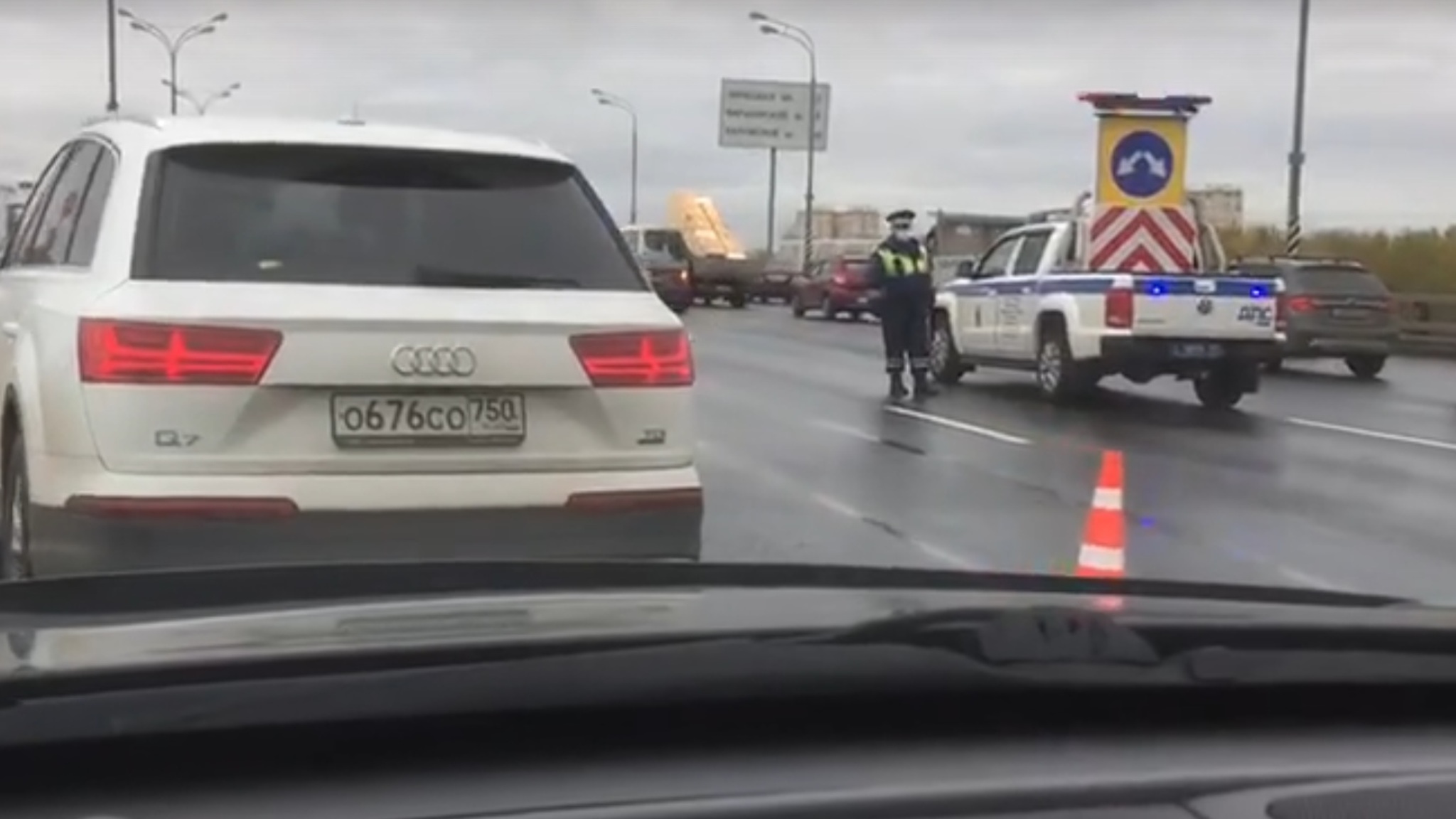 Из-за ДТП с грузовиком на МКАДе образовалась километровая пробка
