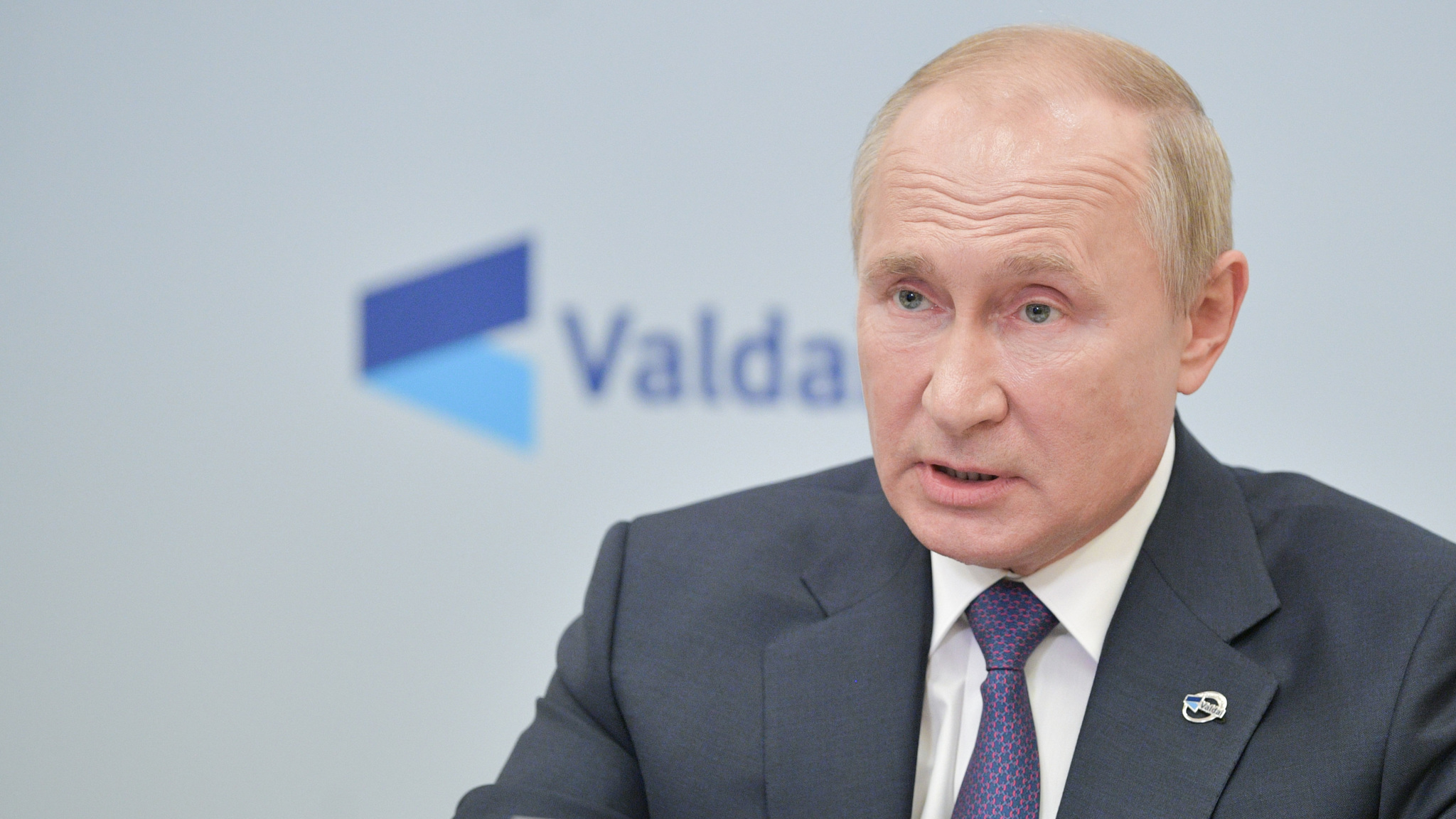 Путин ответил на острые вопросы и пошутил