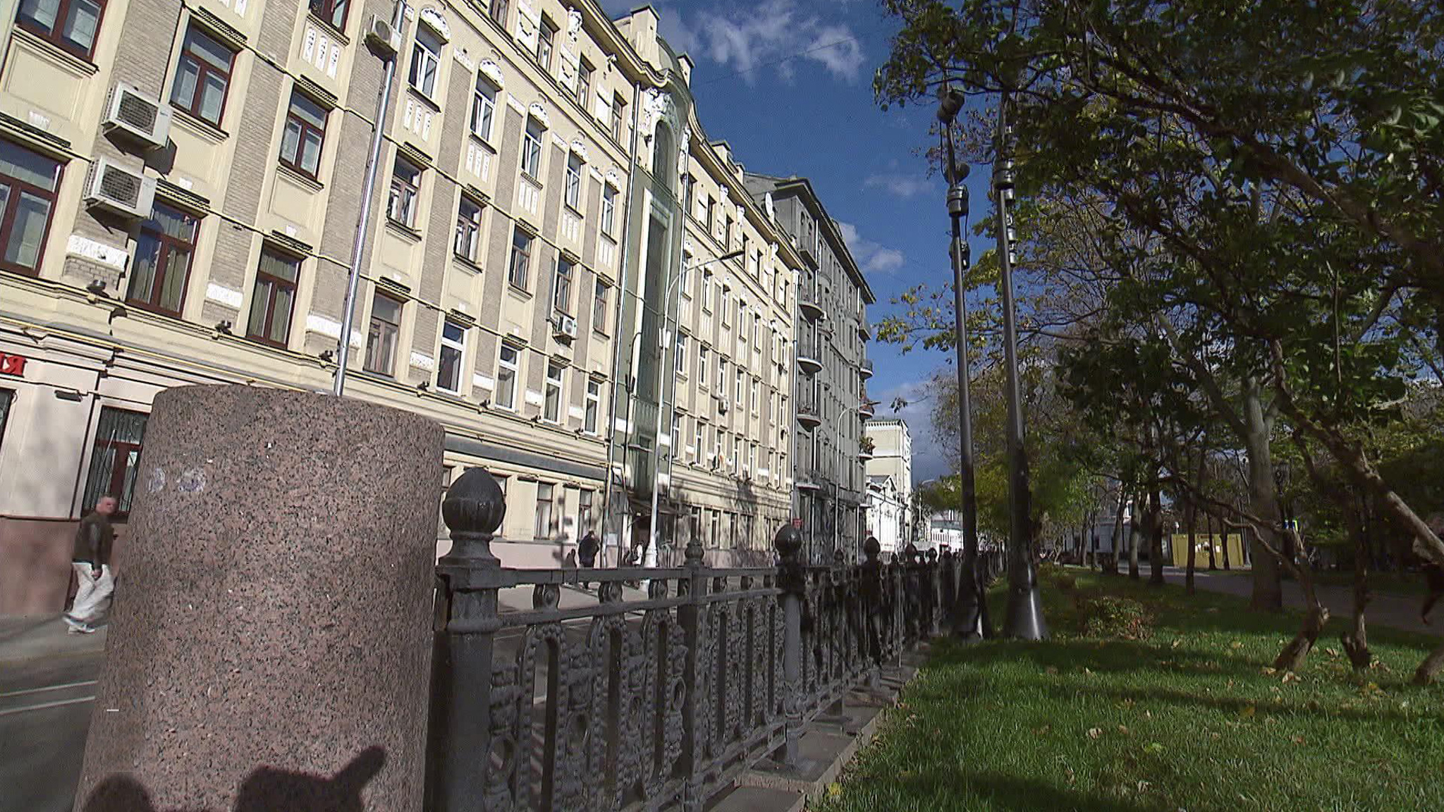 В историческом доме в центре Москвы дубовые окна заменили пластиком