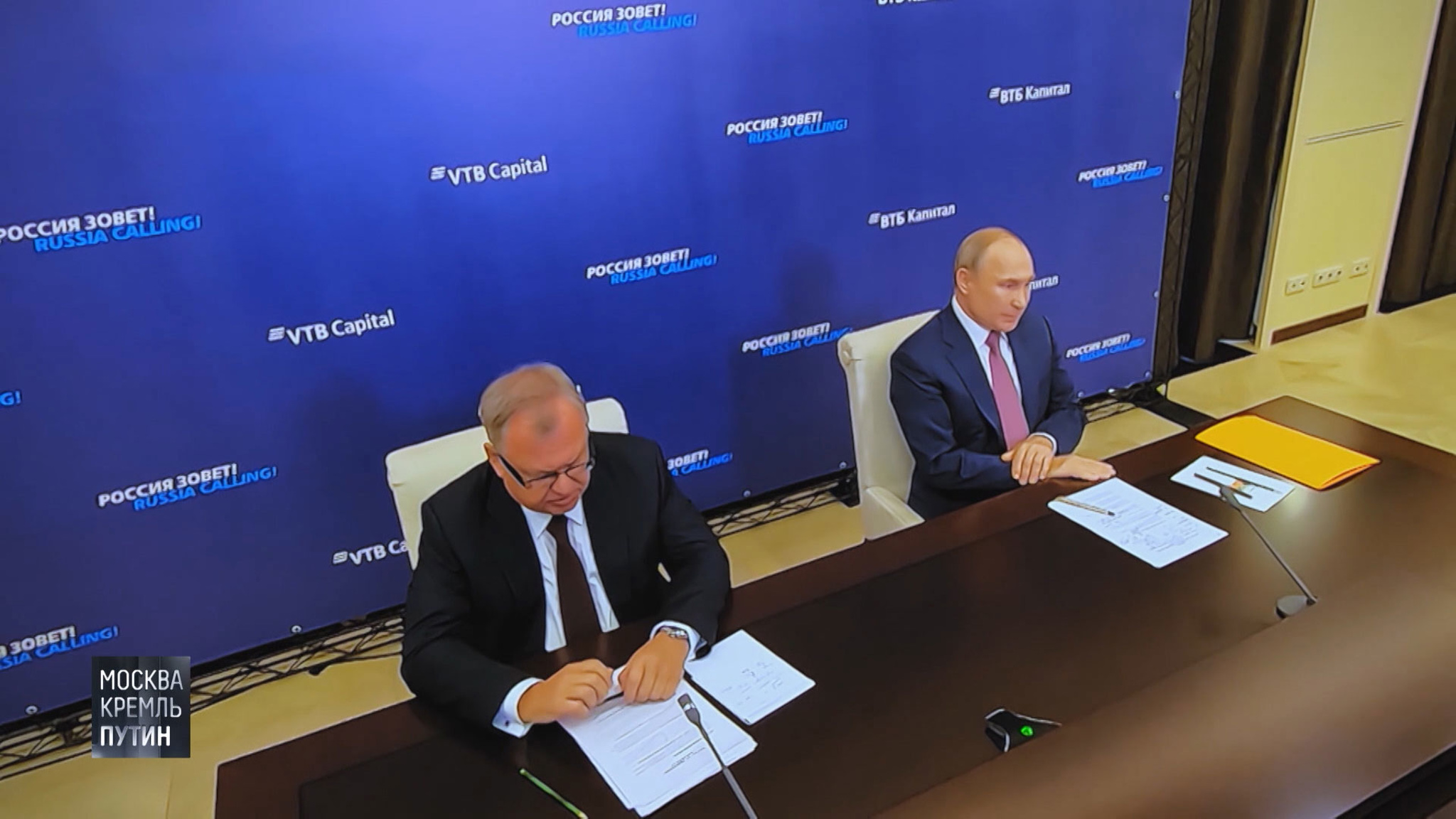 Секрет оранжевой папки и записка Костина: что случилось на форуме "Россия зовет!"
