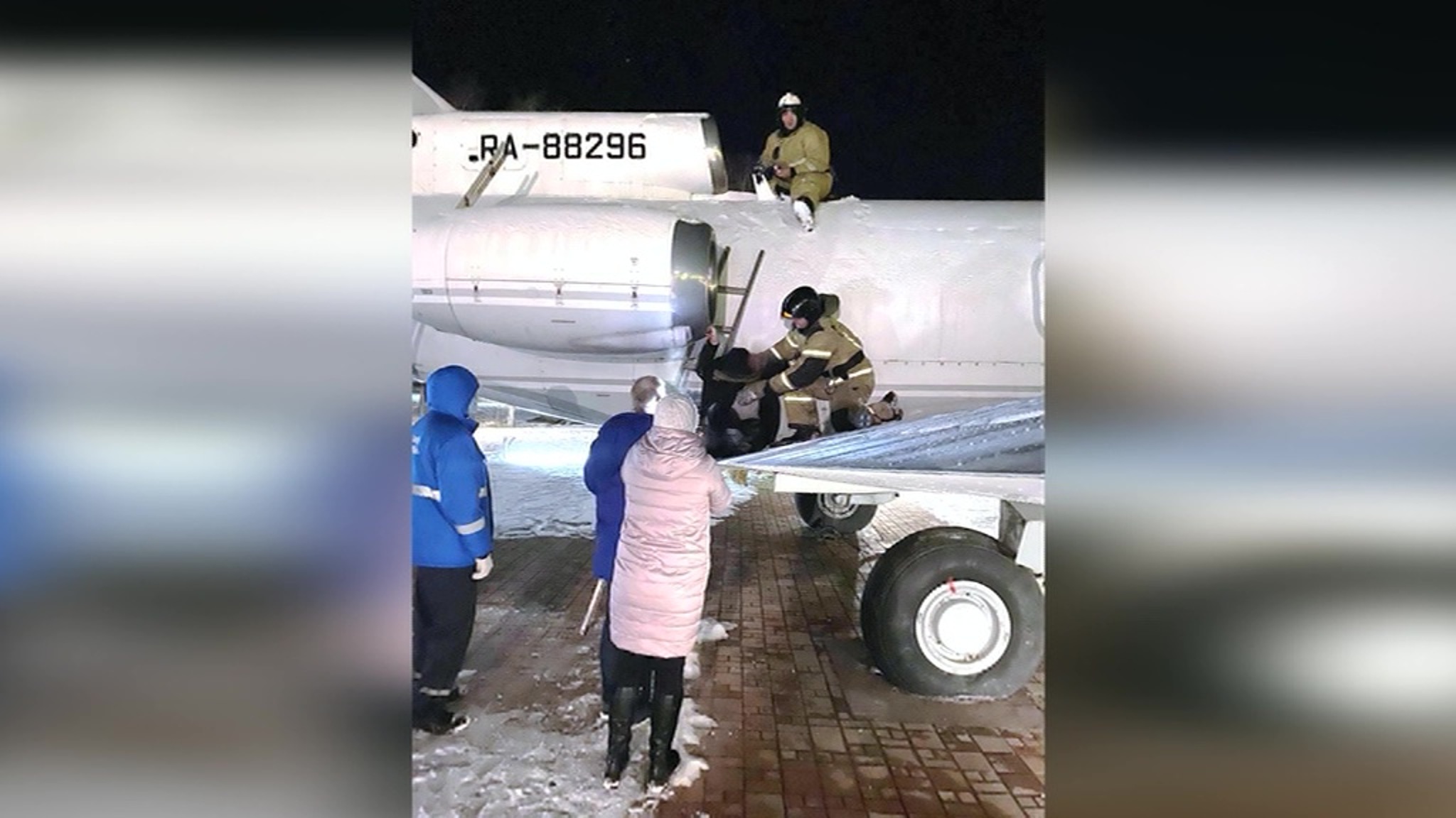 Любопытный школьник из Югорска застрял в двигателе самолета