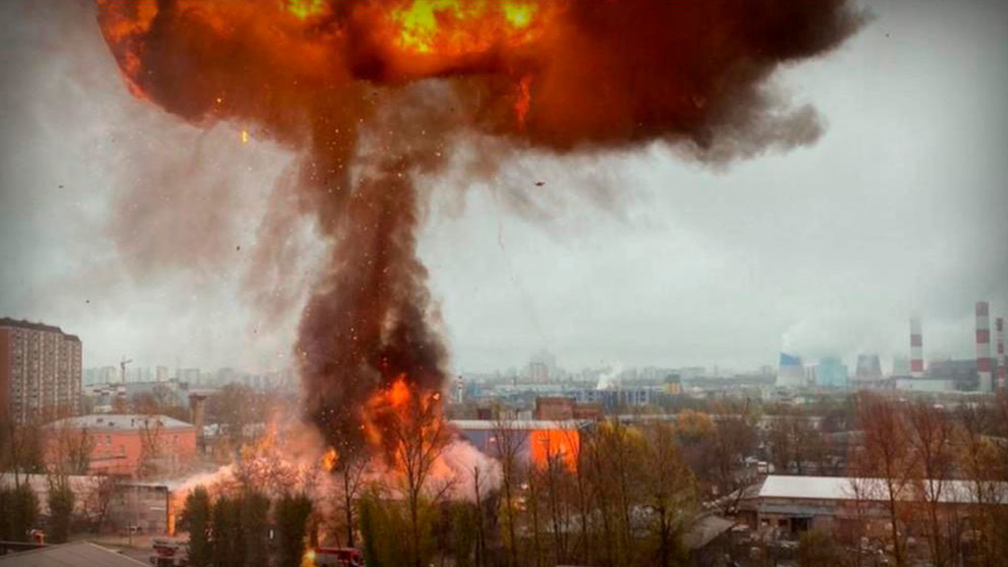 ЧП в столичной промзоне: пожарные не дали 600 газовым баллонам загореться