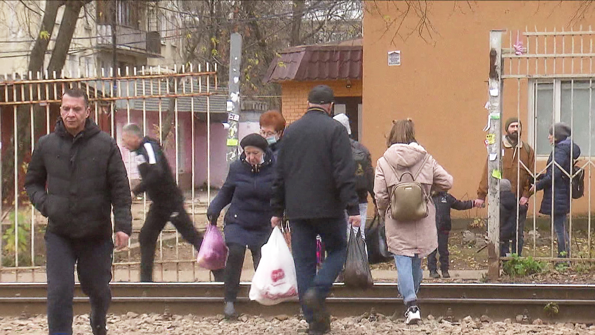 Народная тропа в Королёве: люди требуют построить нормальный переход через ж/д