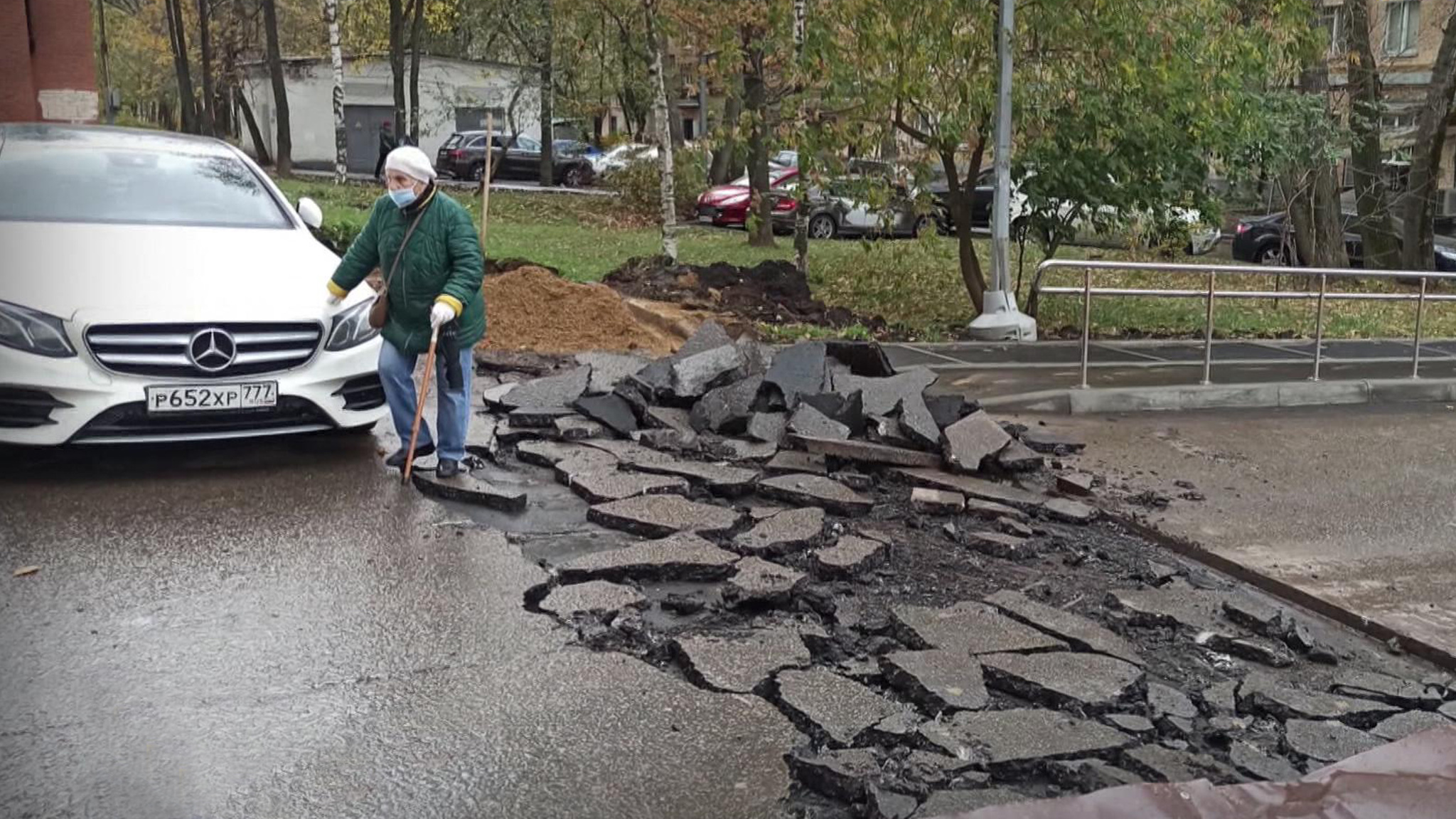 Тротуары превращают в полосу препятствий: москвичи жалуются на беспощадное благоустройство