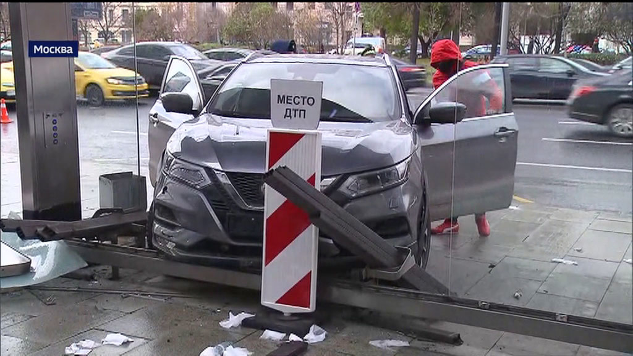 В Москве девушка на кроссовере въехала в остановку