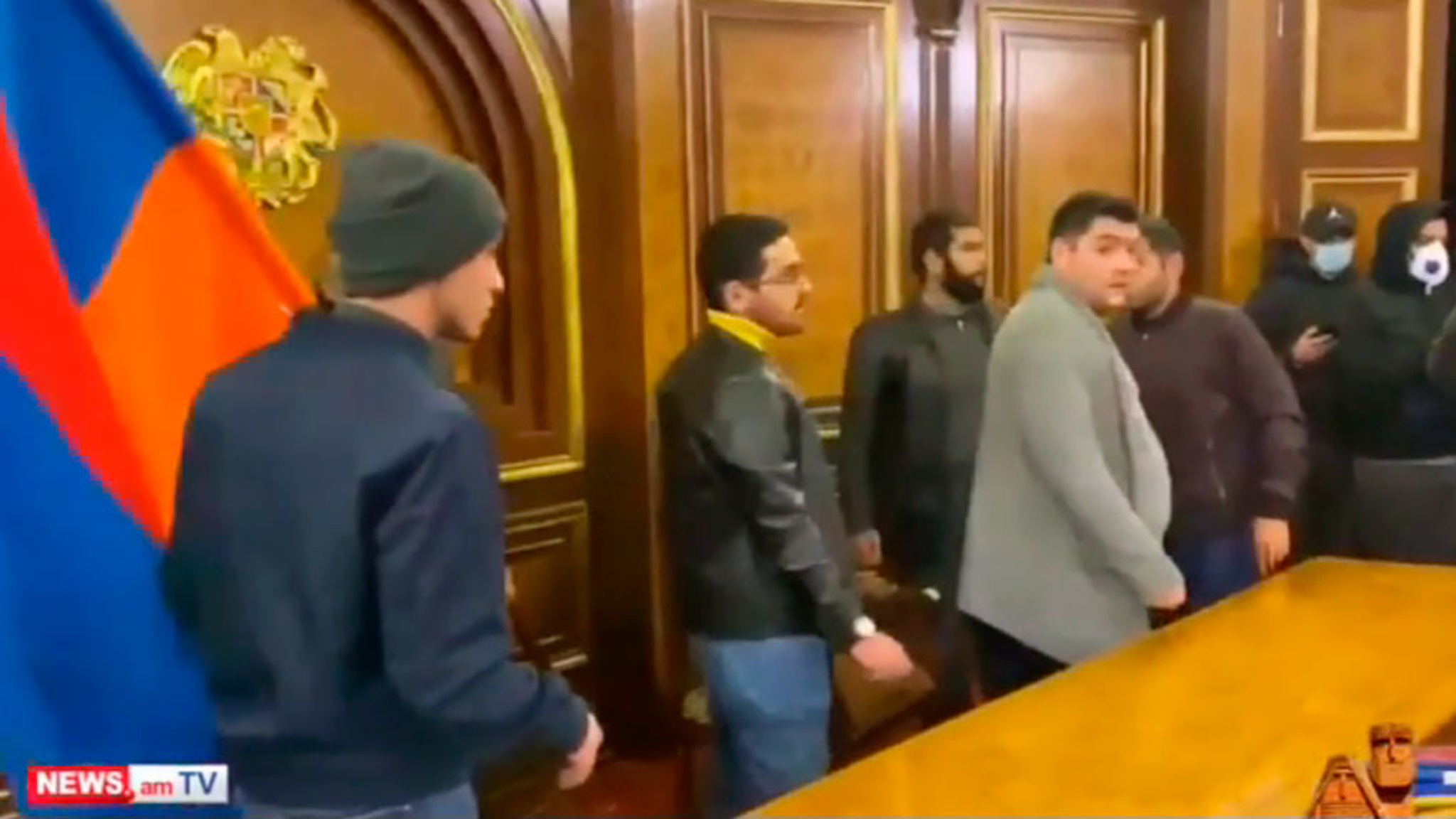 Пашинян сообщил, что протестующие разграбили его кабинет