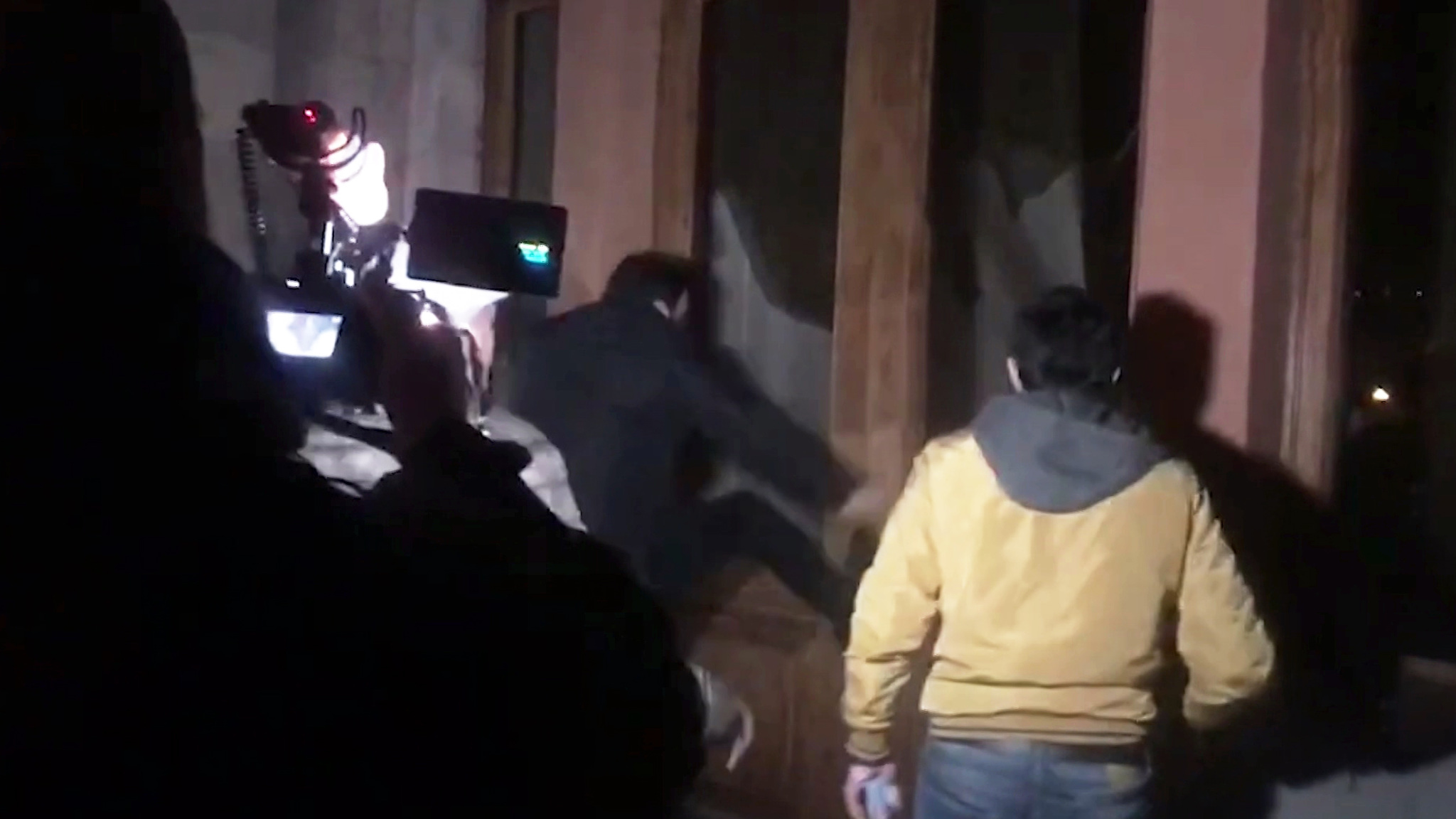 Собкор ВГТРК: в ответ на соглашения в Ереване громят дом правительства (Эфир от 10.11.2020)