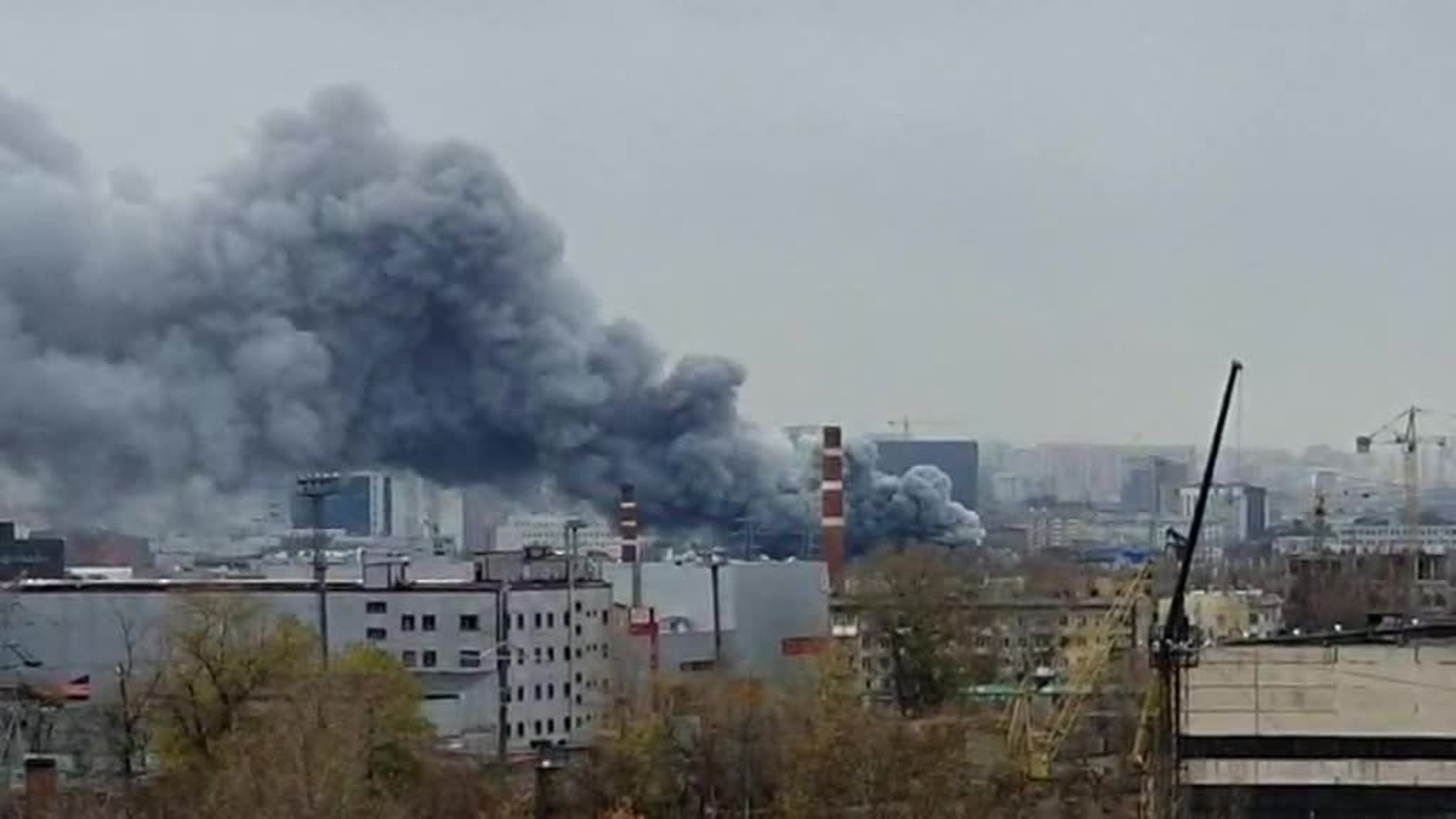 Загоревшийся ангар рухнул на юго-востоке столицы