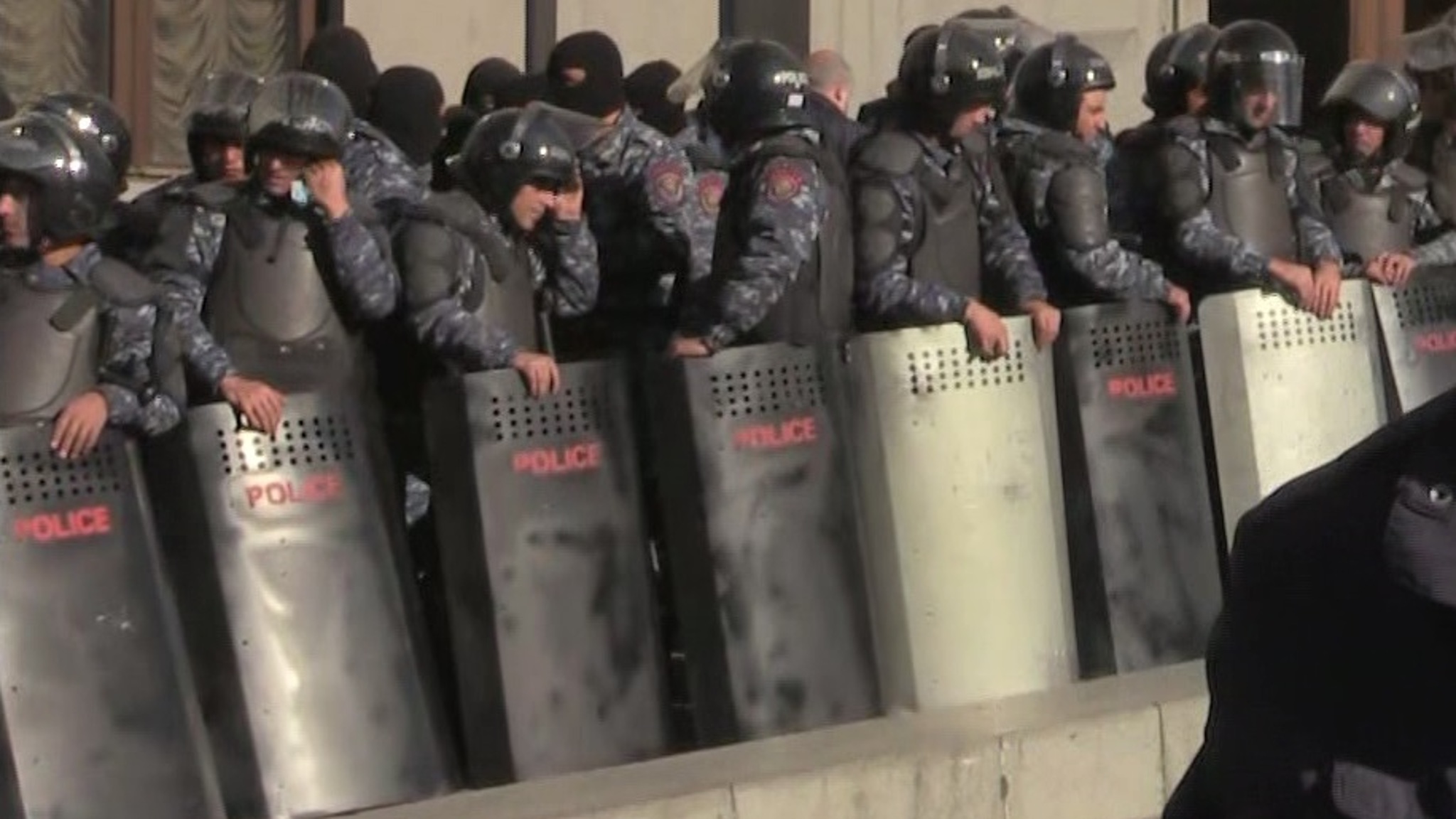 Протестующая Армения ищет пропавшего Пашиняна