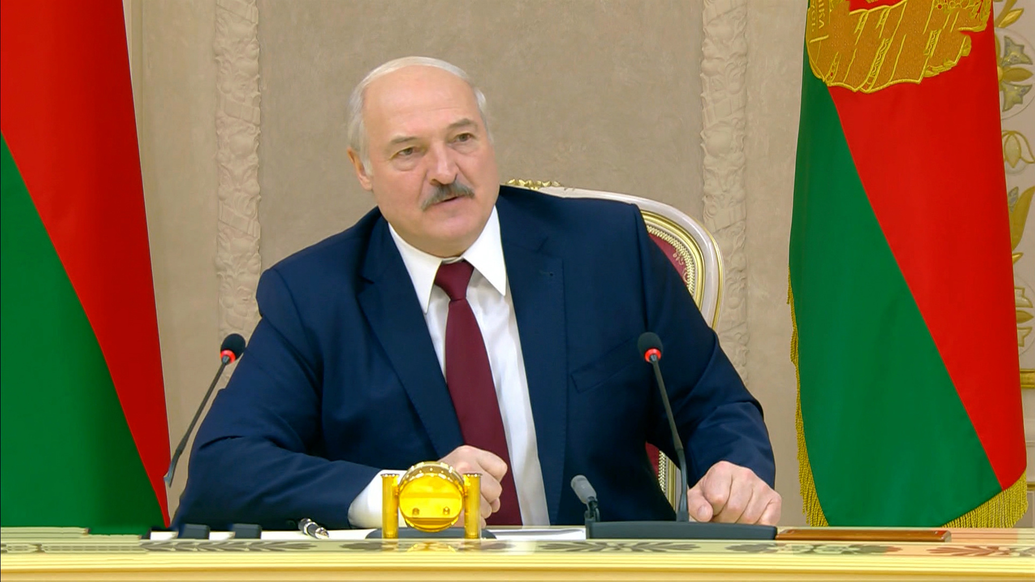 Четвертый месяц протестов: Лукашенко порассуждал о транзите власти