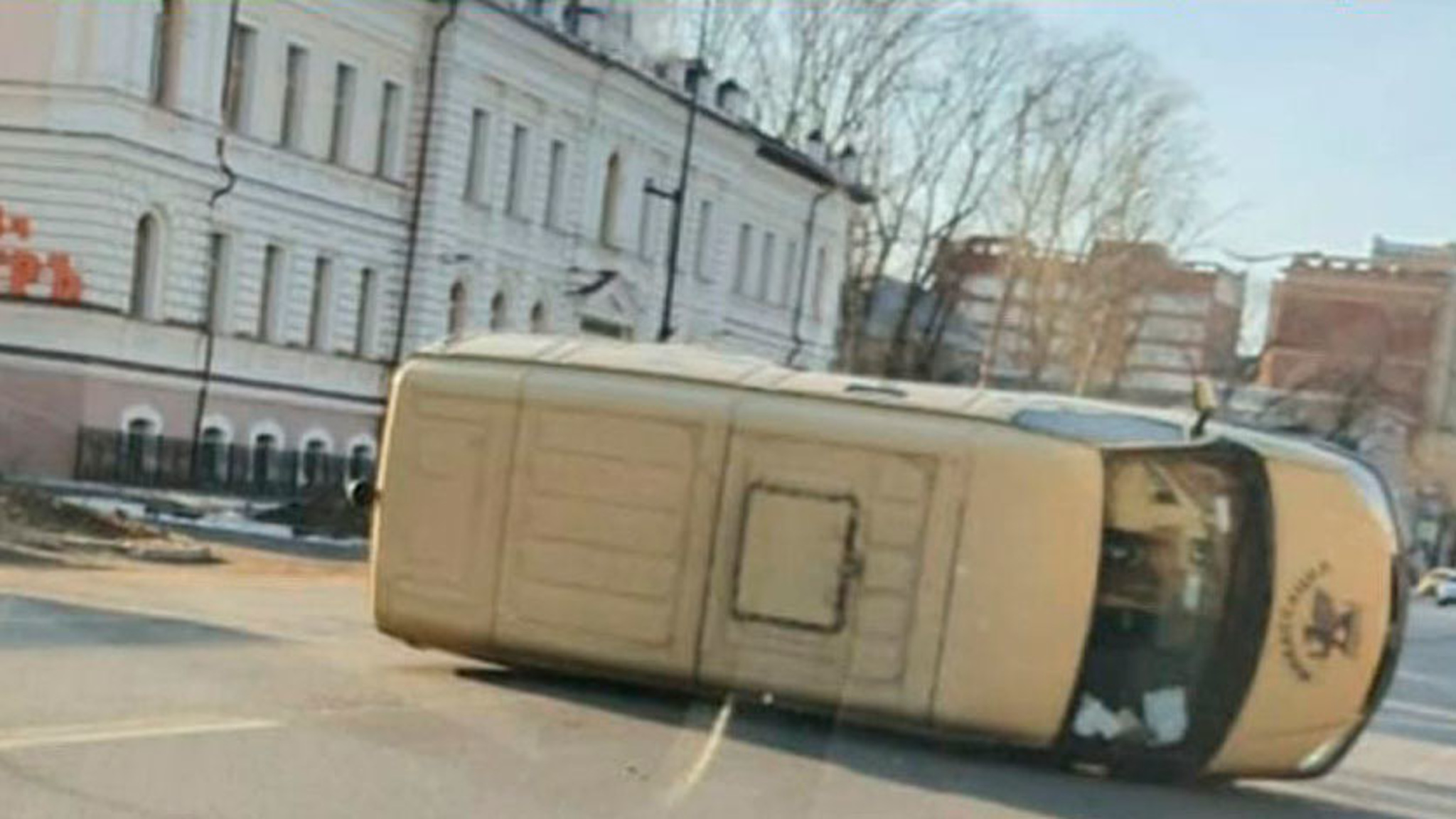 Опасный маневр: внедорожник протаранил машину инкассаторов
