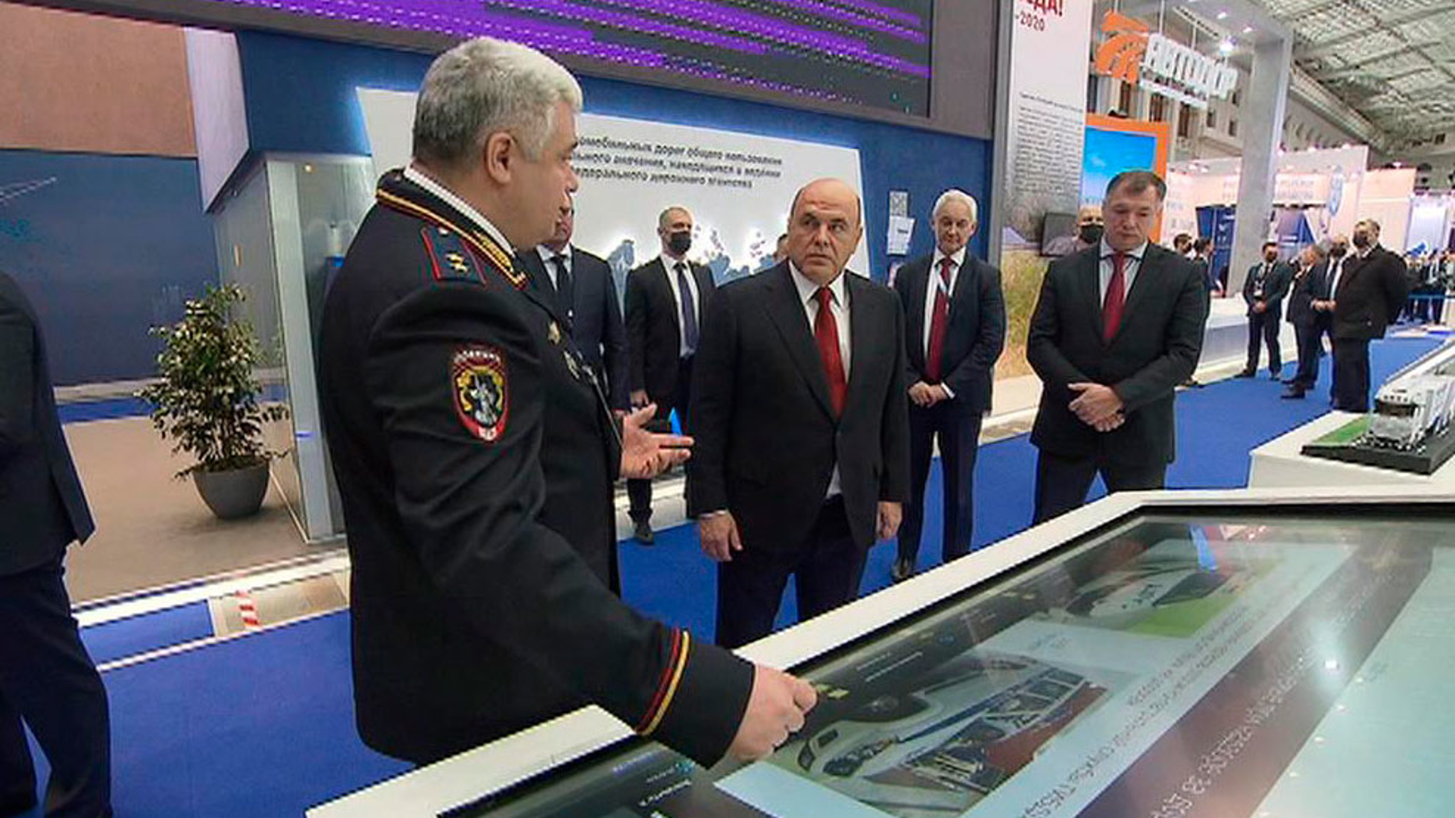 Мишустину показали проекты улучшения дорог России