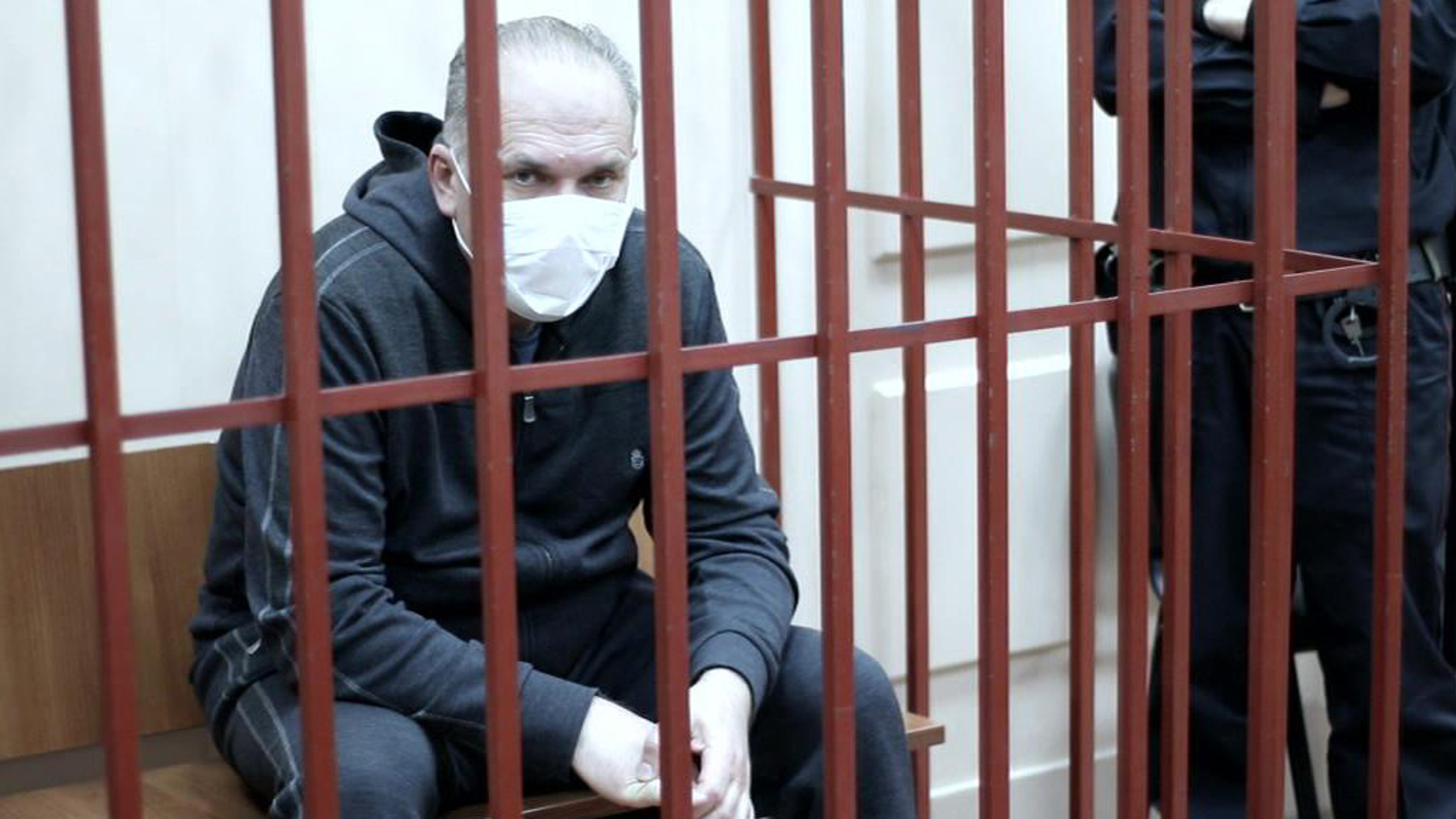 Михаилу Меню запретили звонить, но разрешили гулять