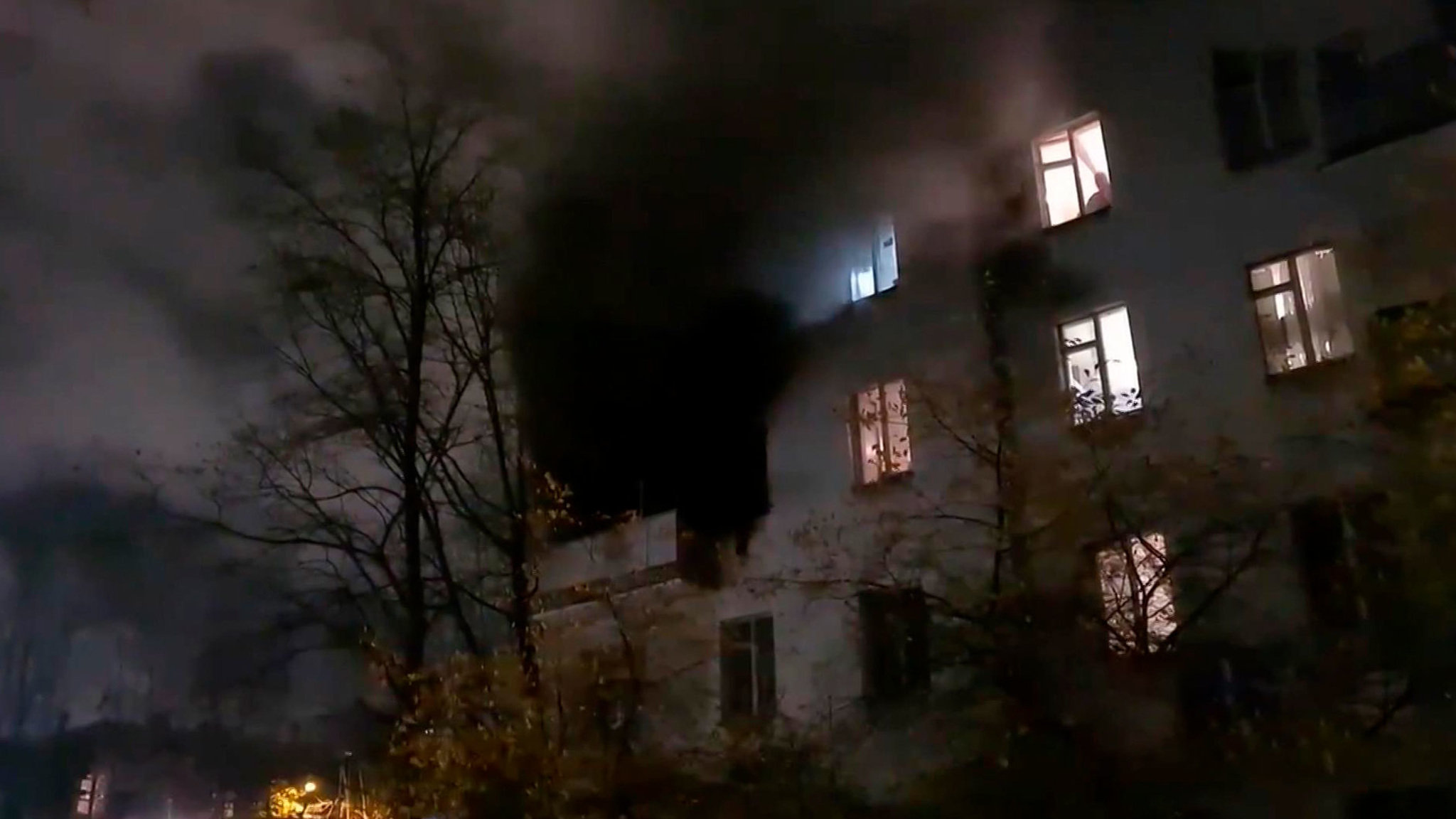 Водитель экскаватора спас из пожара трех человек при помощи ковша