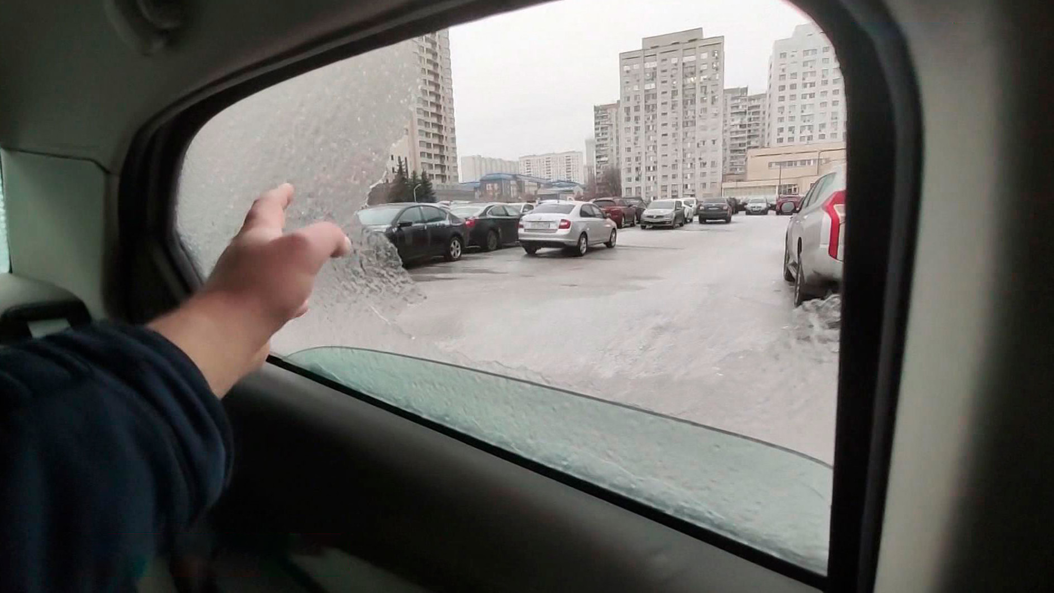 После ледяного дождя в Москву идет снежная "Сара"