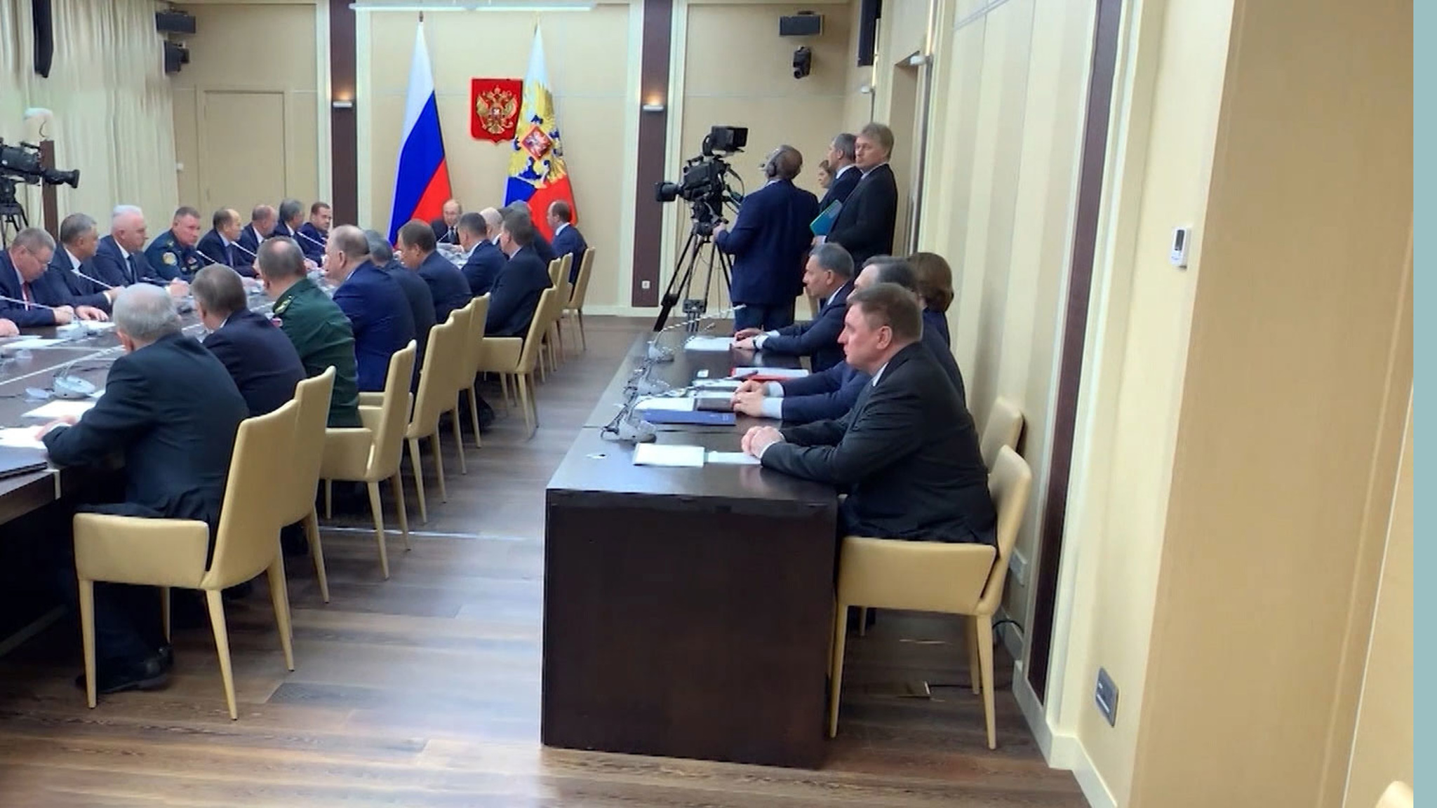 Путин примет верительные грамоты у послов и съездит в командировку