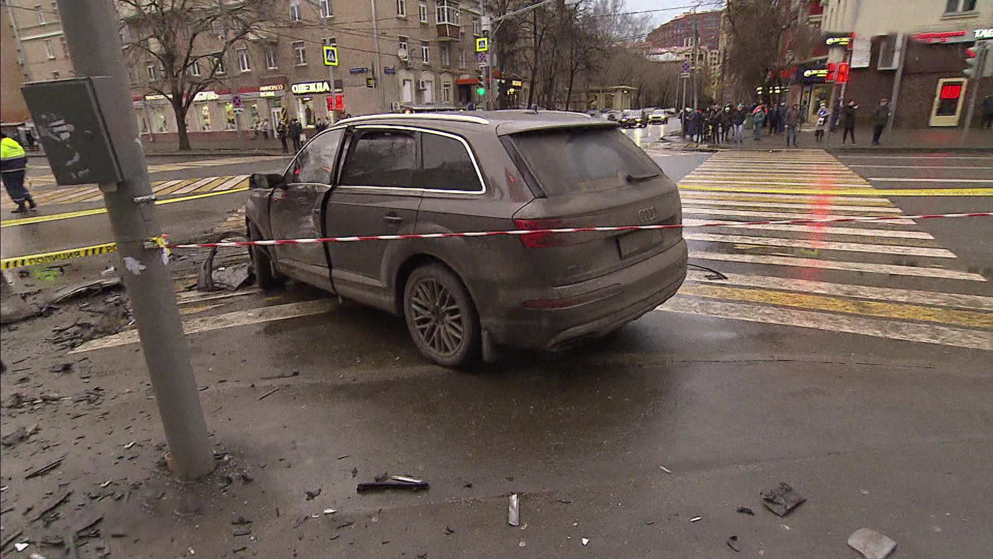 В Москве после ДТП автомобиль вылетел на тротуар и вдавил людей в ограждение