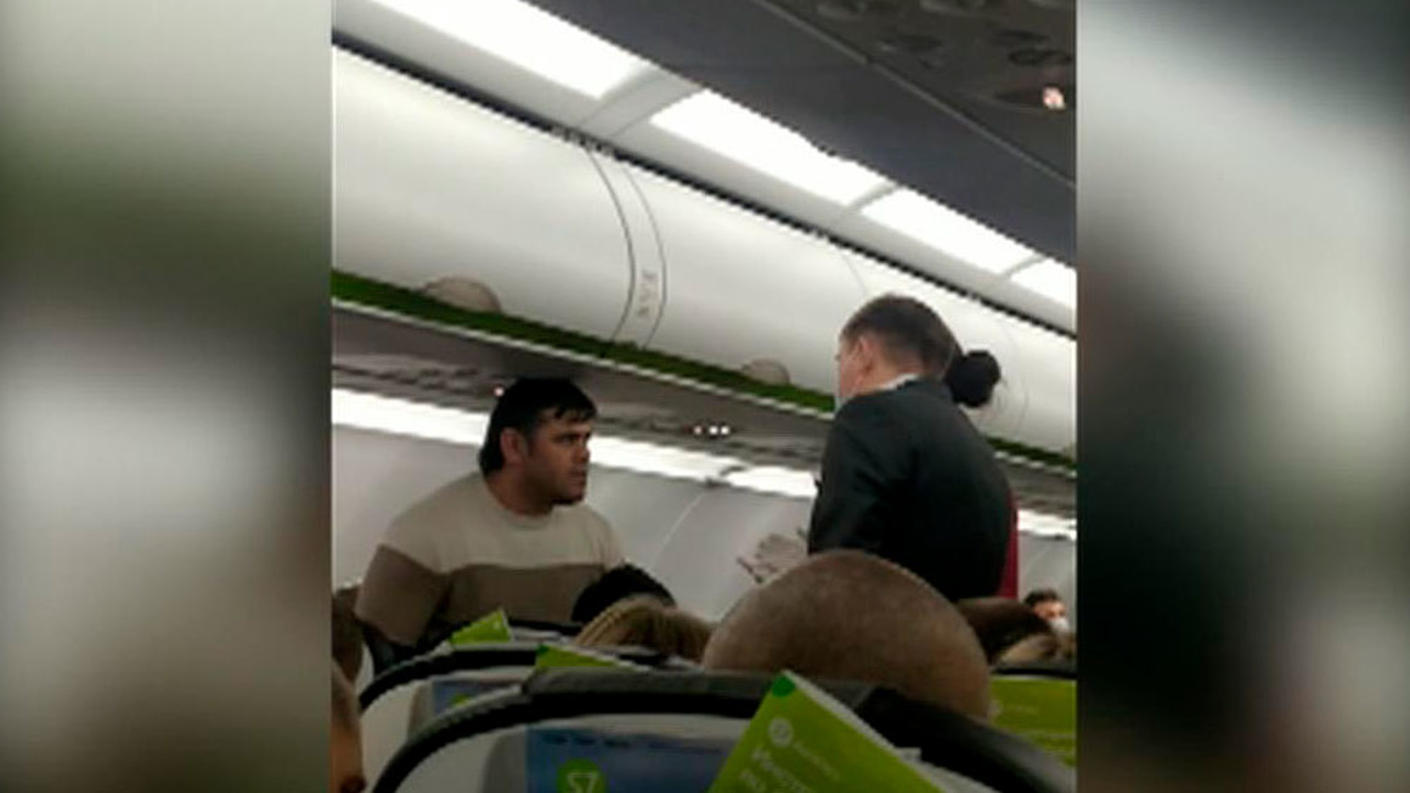 В аэропорту Омска из-за дебошира на час задержали рейс на Москву