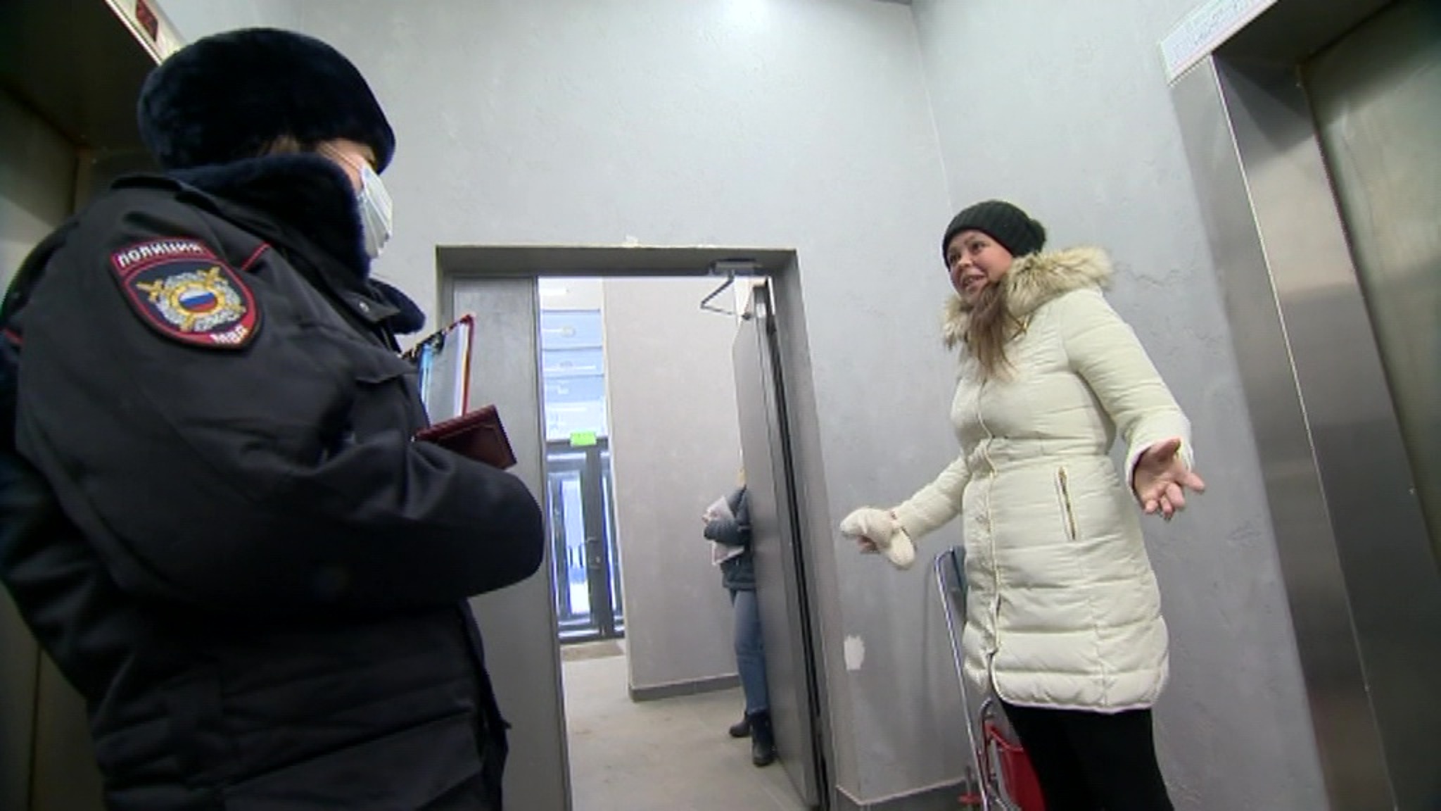 Маска нужна даже в подъезде: на Урале – проверки в жилых домах